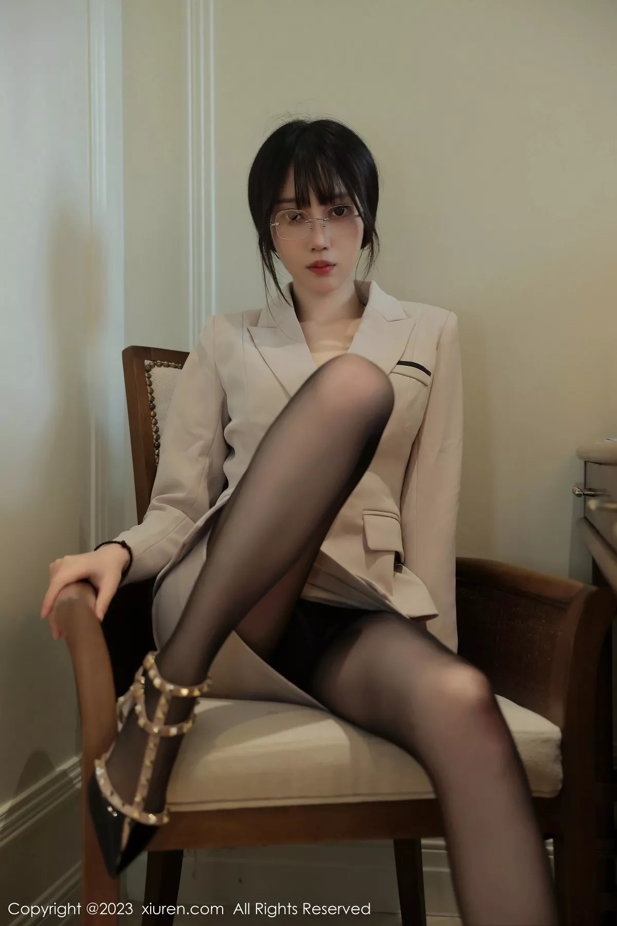 秀人集.com_[XiuRen秀人网]No.6428_模特玥儿玥er脱浅色Ol服饰露黑色蕾丝内衣配超薄黑丝魅惑写真56P