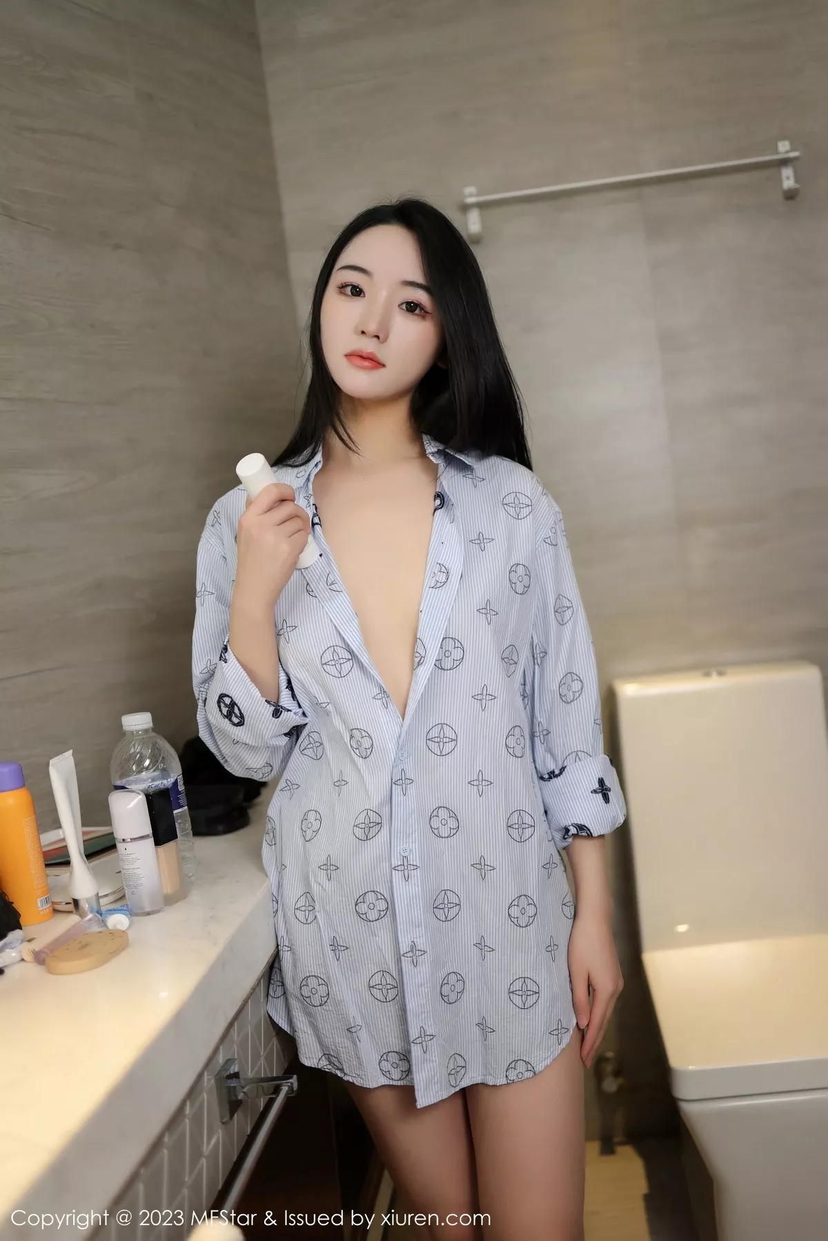 秀人集.com_[MFStar模范学院]Vol.595_模特汐汐爱吃草莓私房性感浅灰色上衣半脱秀完美身材诱惑写真65P