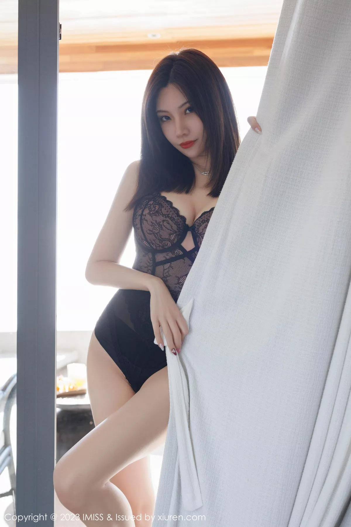 秀人集.com_[IMISS爱蜜社]Vol.718_女神小狐狸Kathryn性感黑色蕾丝服配超短牛仔裤秀翘臀诱惑写真50P