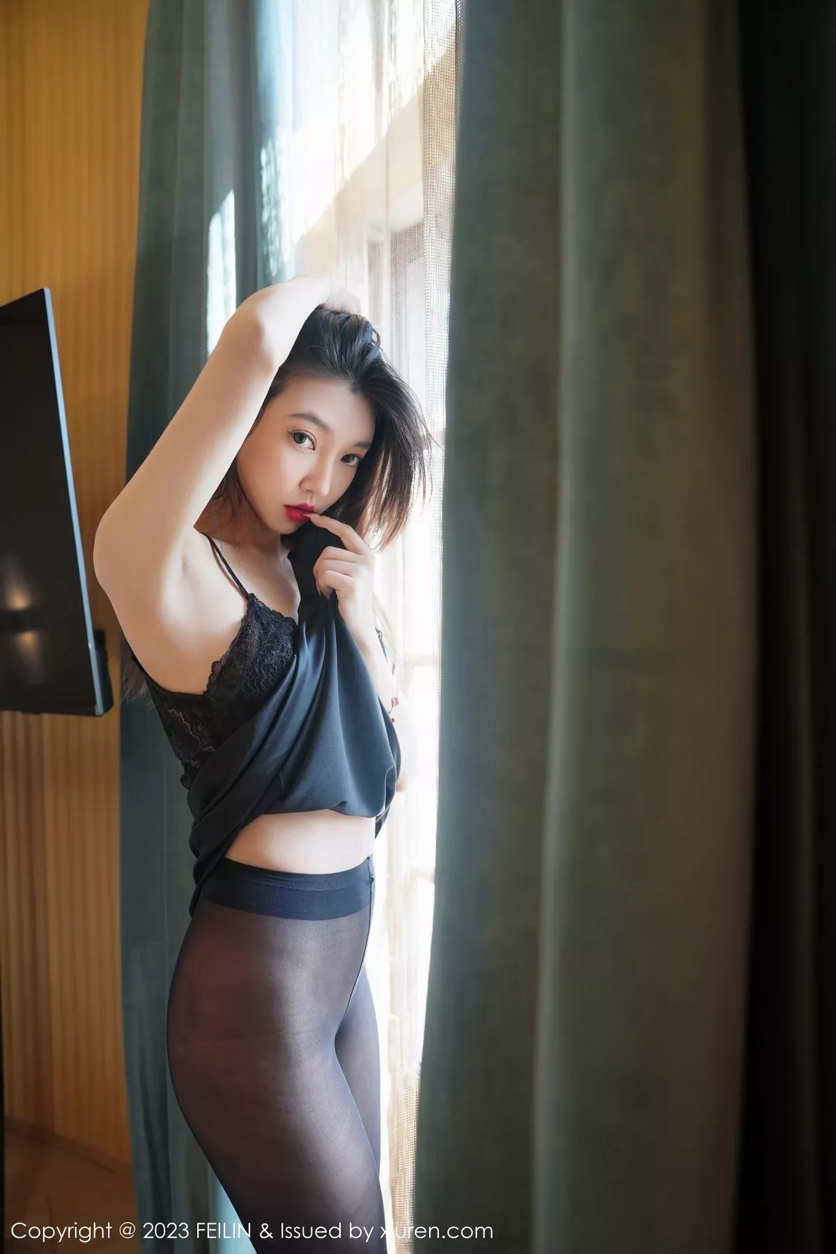 秀人集.com_[FeiLin嗲囡囡]VOL.466_女神冯木木LRIS黑色情趣吊带裙配超薄黑丝秀惹火身材诱惑写真85P