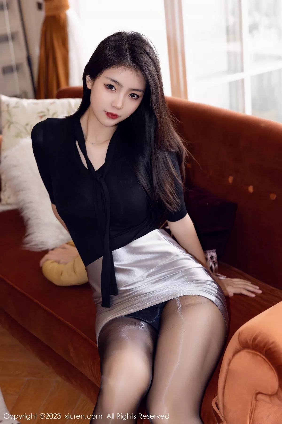 秀人集.com_[XiuRen秀人网]No.6493_模特可乐Vicky性感黑上衣配银色短裙露闪亮黑丝秀美腿诱惑写真70P