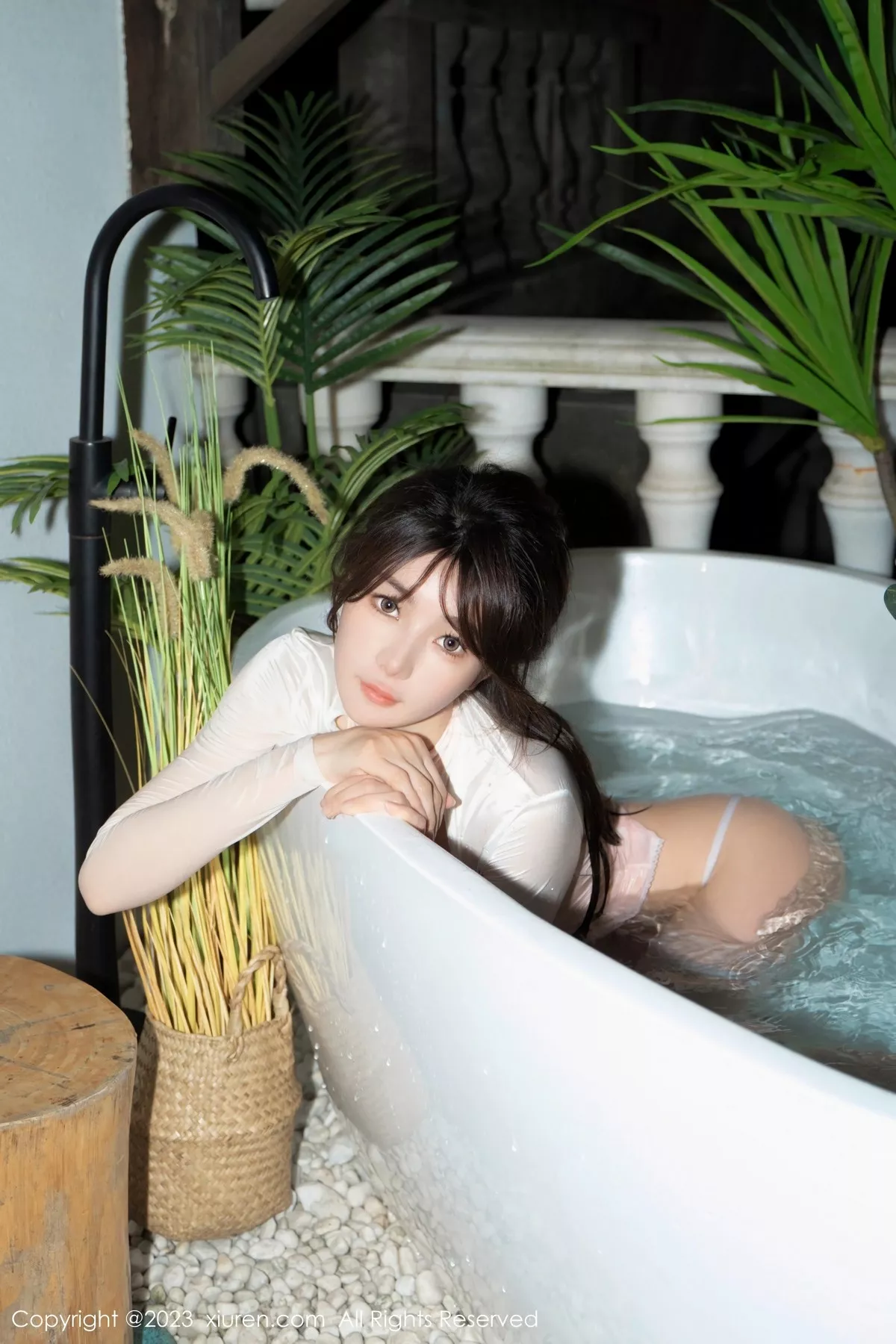 秀人集.com_[XiuRen秀人网]No.6489_模特婠婠么性感粉色连身短裙配白色蕾丝袜秀曼妙身姿诱惑写真66P