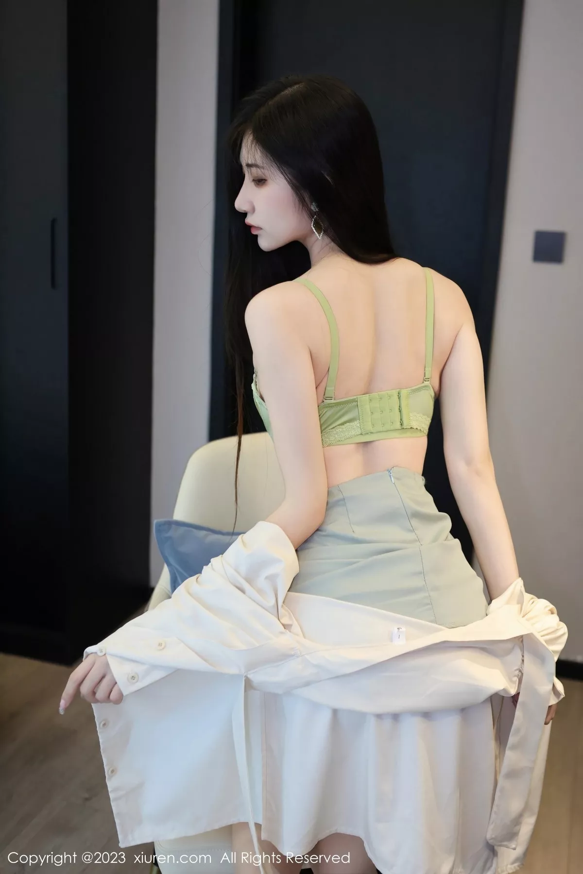 秀人集.com_[XiuRen秀人网]No.6547_模特依娜Yina性感浅色上衣配灰绿短裙露蕾丝内衣完美诱惑写真88P