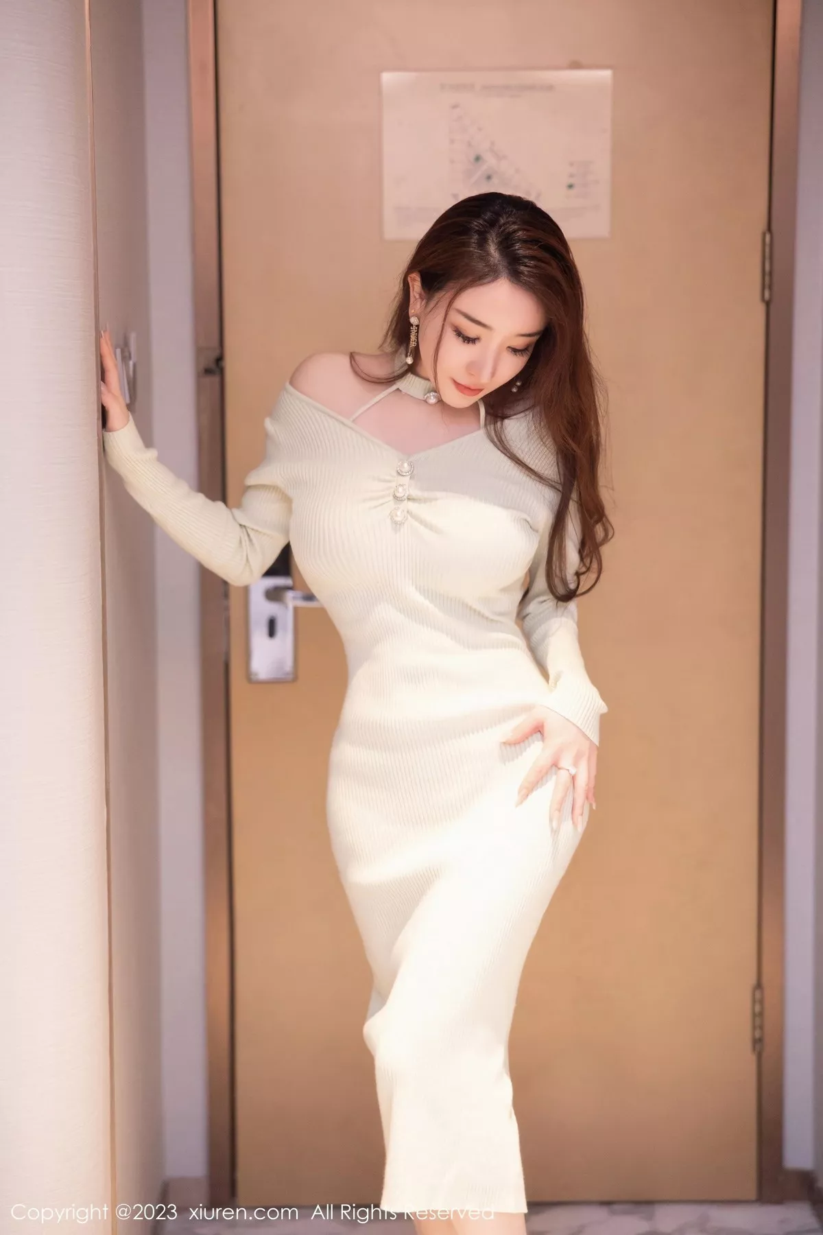 秀人集.com_[XiuRen秀人网]No.6544_模特雨儿1494性感白色连身长裙露黑色内衣秀丰腴身材诱惑写真85P