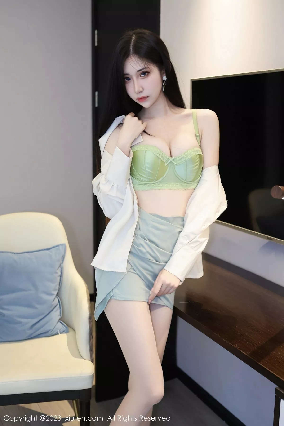 秀人集.com_[XiuRen秀人网]No.6547_模特依娜Yina性感浅色上衣配灰绿短裙露蕾丝内衣完美诱惑写真88P