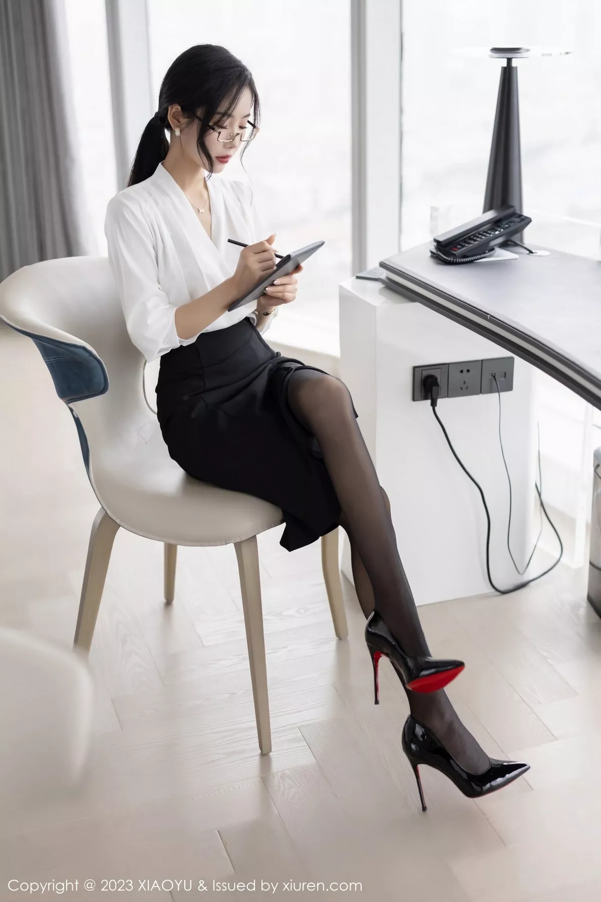 秀人集.com_[XiaoYu画语界]Vol.1005_模特苏苏阿OL职业装露白色蕾丝内衣秀曼妙身姿迷人诱惑写真87P