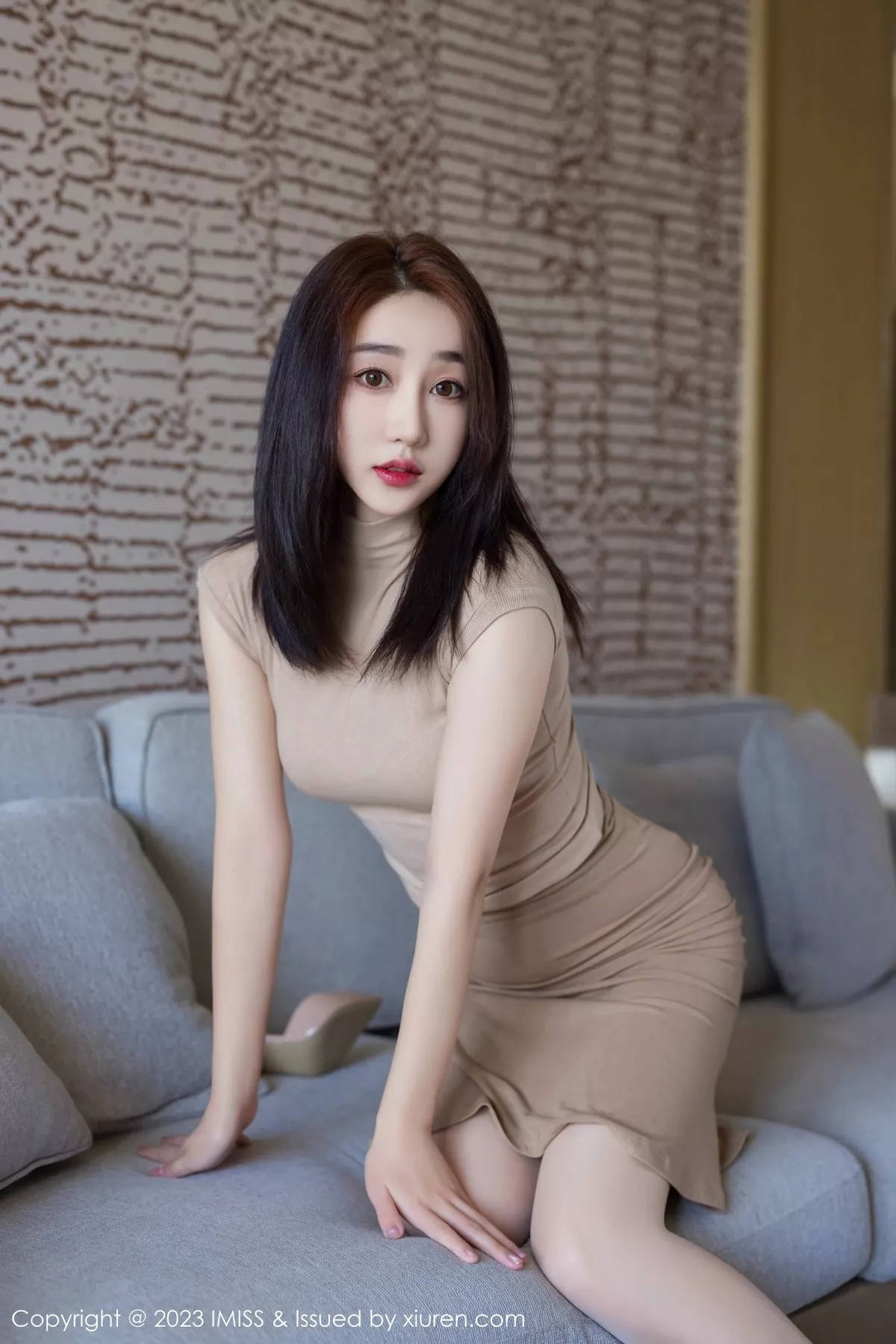 秀人集.com_[IMISS爱蜜社]Vol.728_模特九月生暖灰色上衣配杏色短裙露紫灰内衣秀完美身材诱惑写真54P