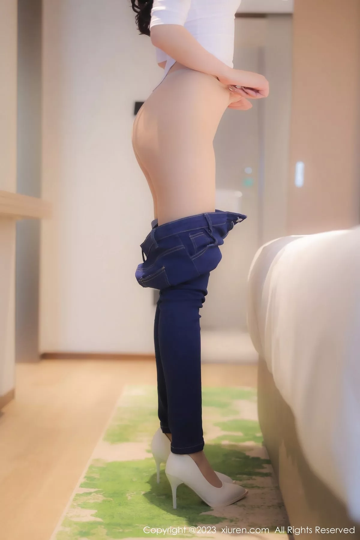 秀人集.com_[XiuRen秀人网]No.6570_模特江真真白色上衣配牛仔裤露超薄无内肉丝秀翘臀诱惑写真83P