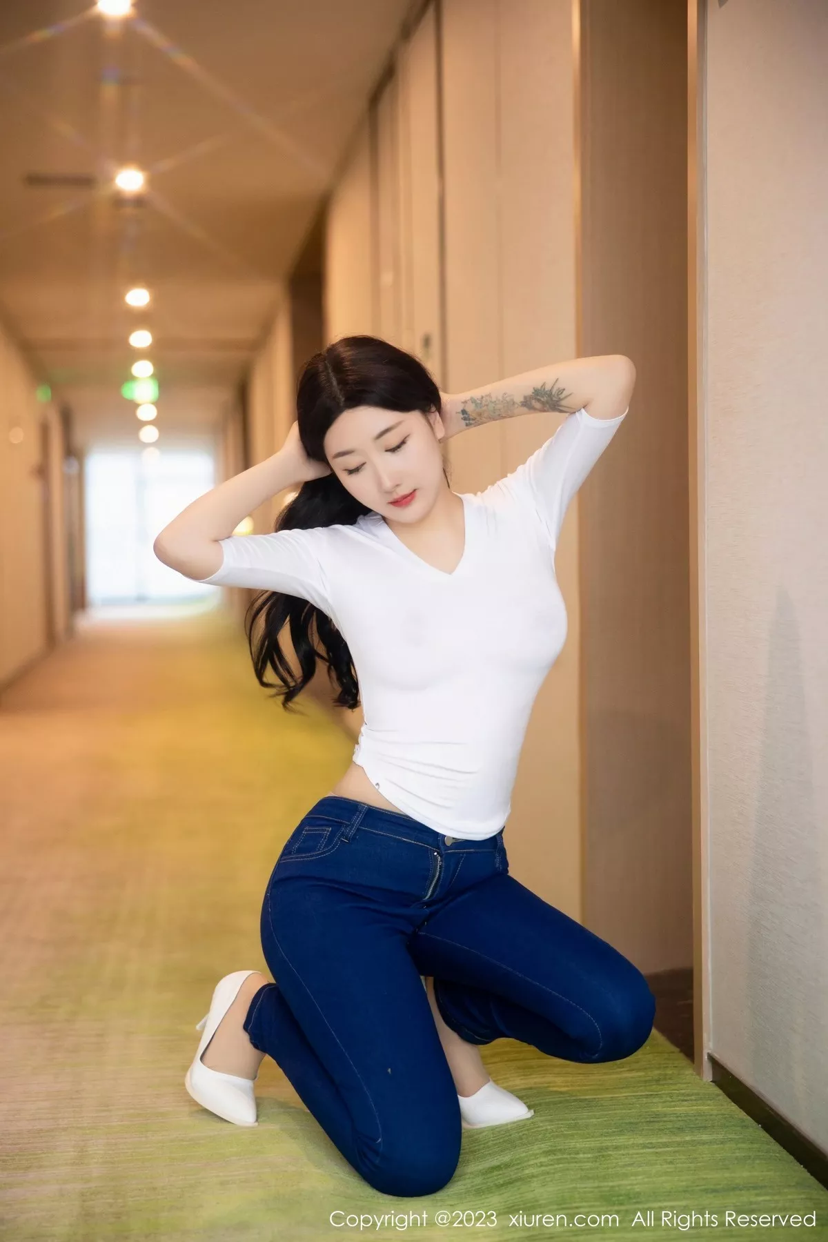 秀人集.com_[XiuRen秀人网]No.6570_模特江真真白色上衣配牛仔裤露超薄无内肉丝秀翘臀诱惑写真83P