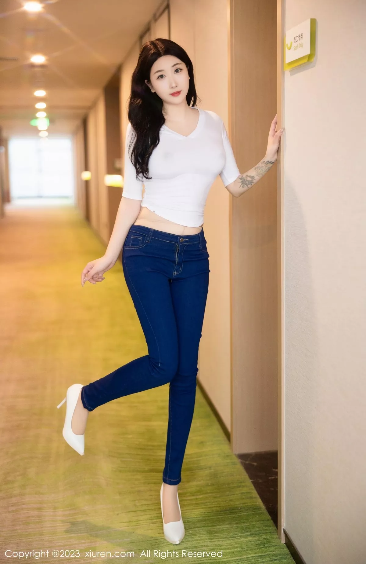 秀人集.com_[XiuRen秀人网]No.6570_模特江真真白色上衣配牛仔裤露超薄无内肉丝秀翘臀诱惑写真83P