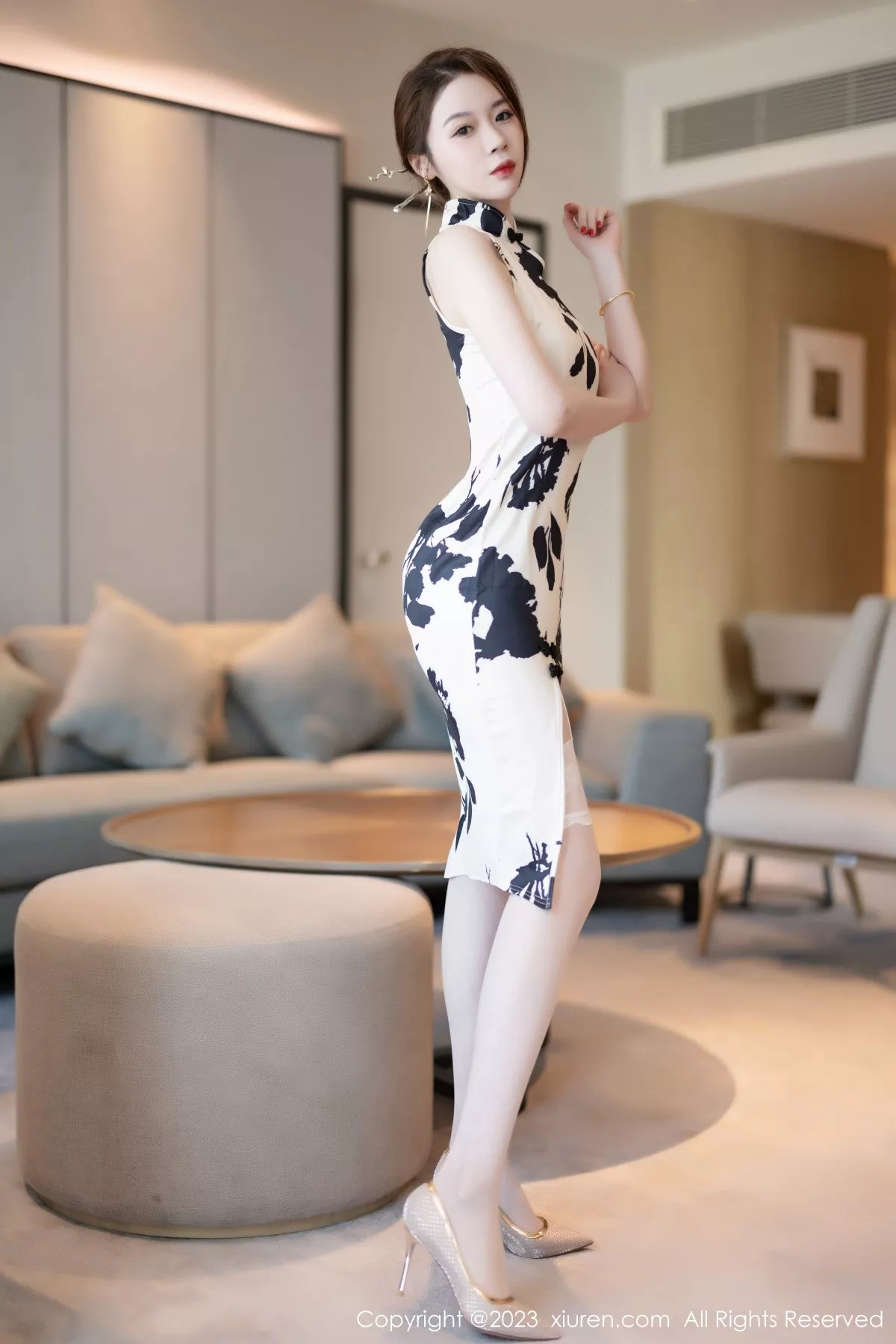 秀人集.com_[XiuRen秀人网]No.6572_模特梦心玥海南岛旅拍脱旗袍露性感白色内衣配白丝吊袜诱惑写真86P