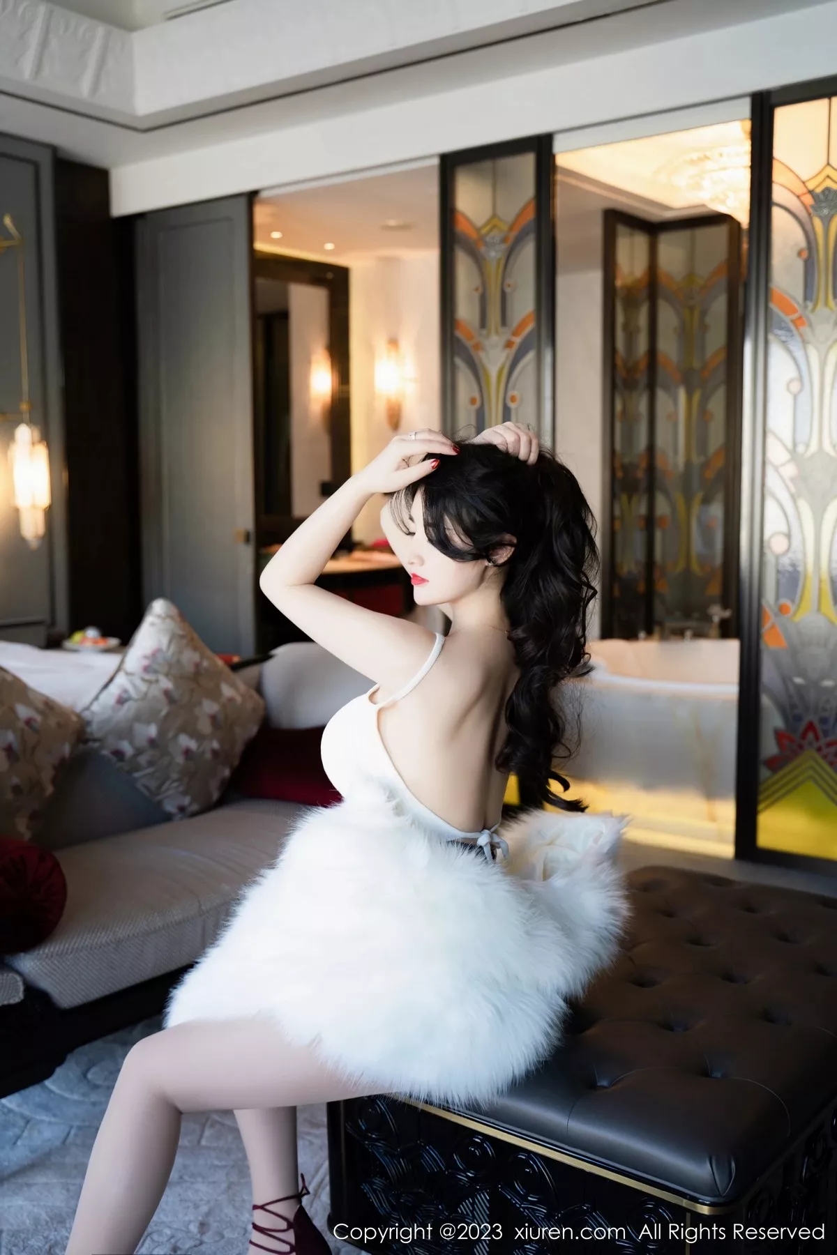 秀人集.com_[XiuRen秀人网]No.6568_模特诗诗kiki白色上衣配黑皮短裙露超薄肉丝秀惹火身材诱惑写真57P