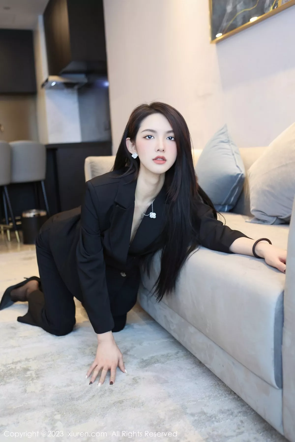 秀人集.com_[XiuRen秀人网]No.6576_模特乔一一脱深色服饰露性感灰色蕾丝内衣配超薄黑丝诱惑写真83P