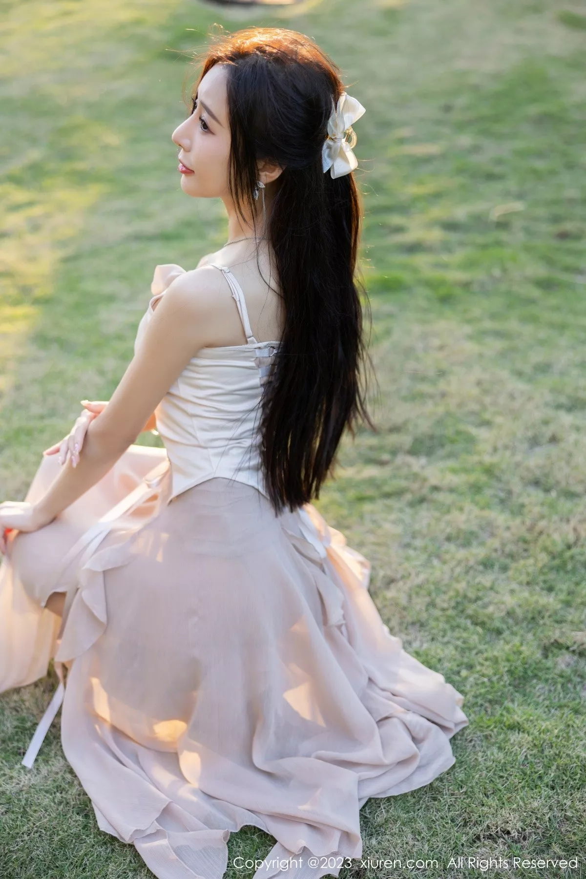 秀人集.com_[XiuRen秀人网]No.6581_女神王馨瑶yanni浅暖吊带长裙配肉色蕾丝袜秀完美身材诱惑写真82P