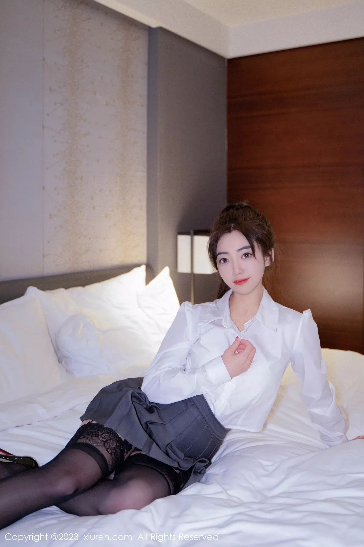 秀人集.com_[XiuRen秀人网]No.6444_模特星子柒kiki白色上衣配灰色短裙露白色内衣超薄黑丝魅惑写真60P