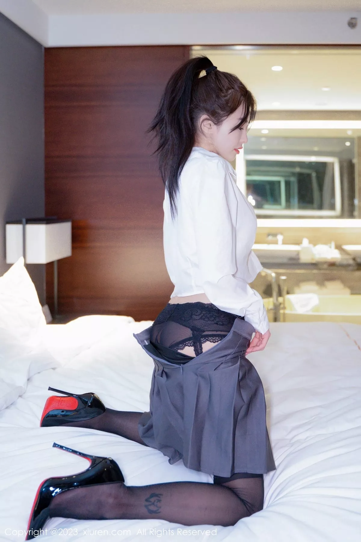 秀人集.com_[XiuRen秀人网]No.6444_模特星子柒kiki白色上衣配灰色短裙露白色内衣超薄黑丝魅惑写真60P