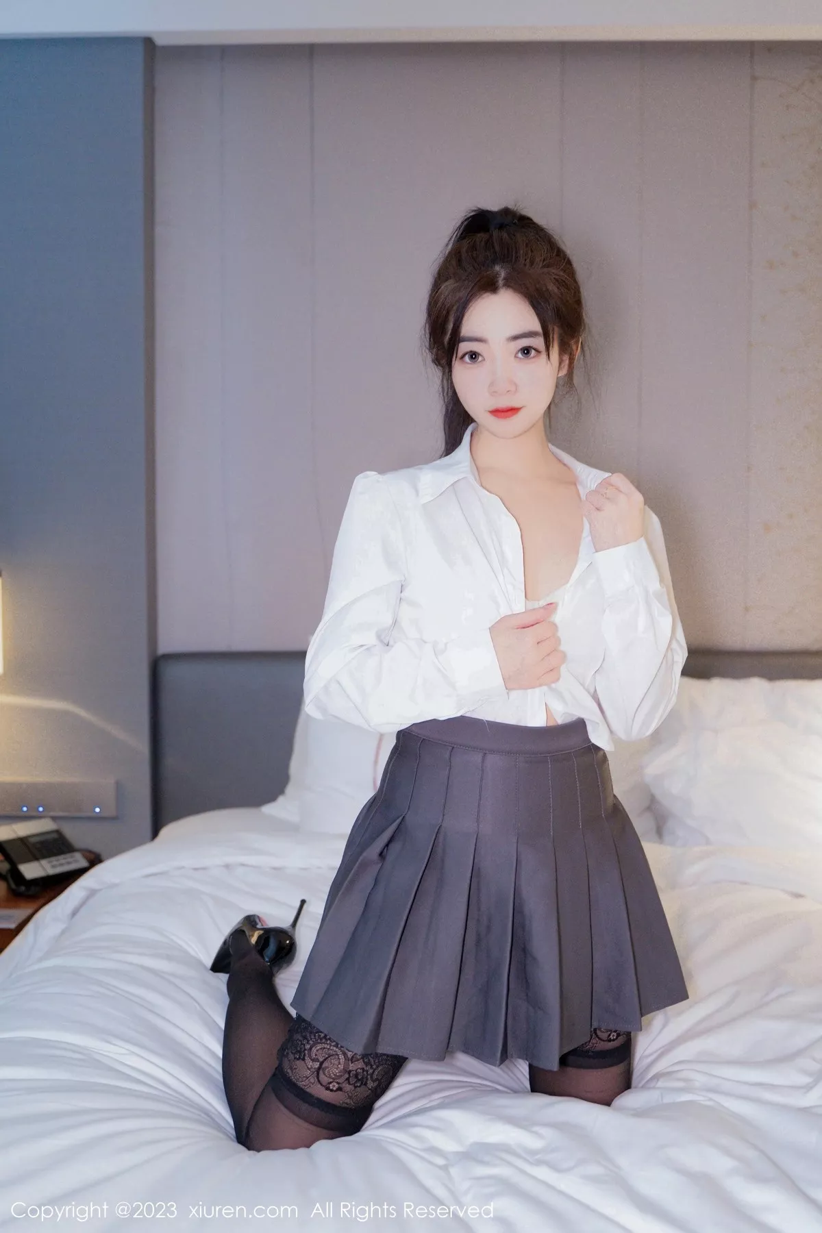 秀人集.com_[XiuRen秀人网]No.6444_模特星子柒kiki白色上衣配灰色短裙露白色内衣超薄黑丝魅惑写真60P