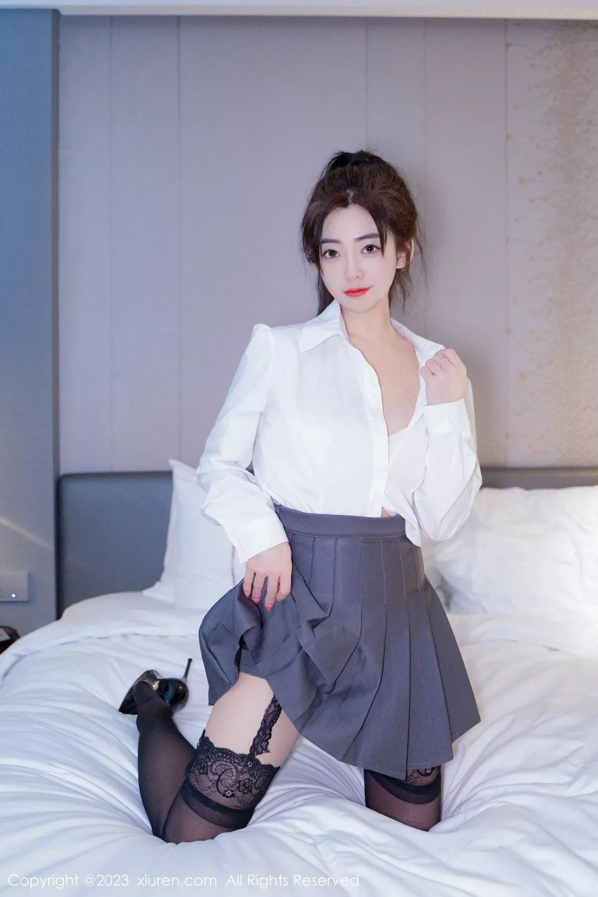 秀人集.com_[XiuRen秀人网]No.6444_模特星子柒kiki白色上衣配灰色短裙露白色内衣超薄黑丝魅惑写真60P