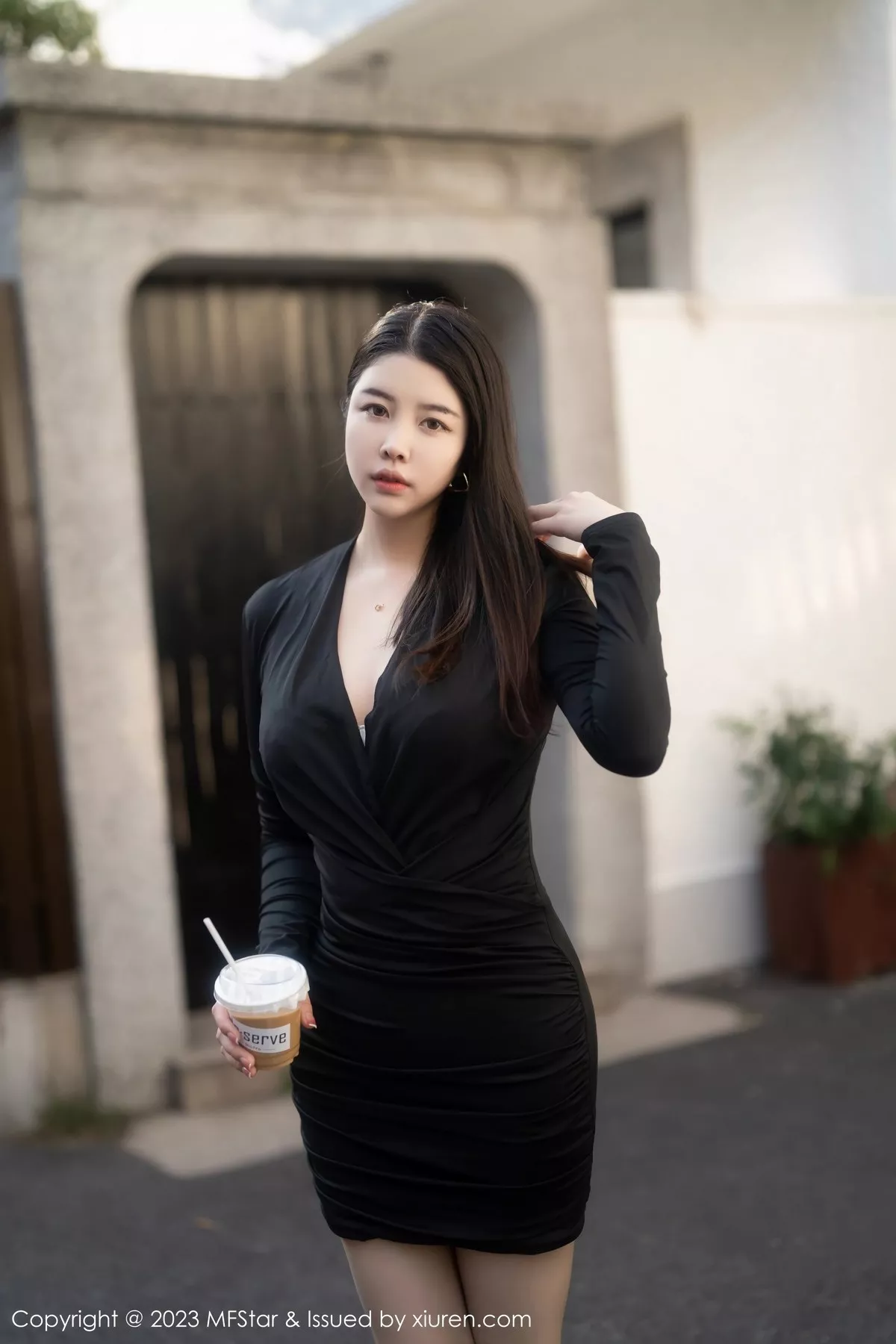 秀人集.com_[MFStar模范学院]Vol.596_模特樱桃小犊子性感黑色低胸服配超薄黑丝秀丰腴身姿诱惑写真58P