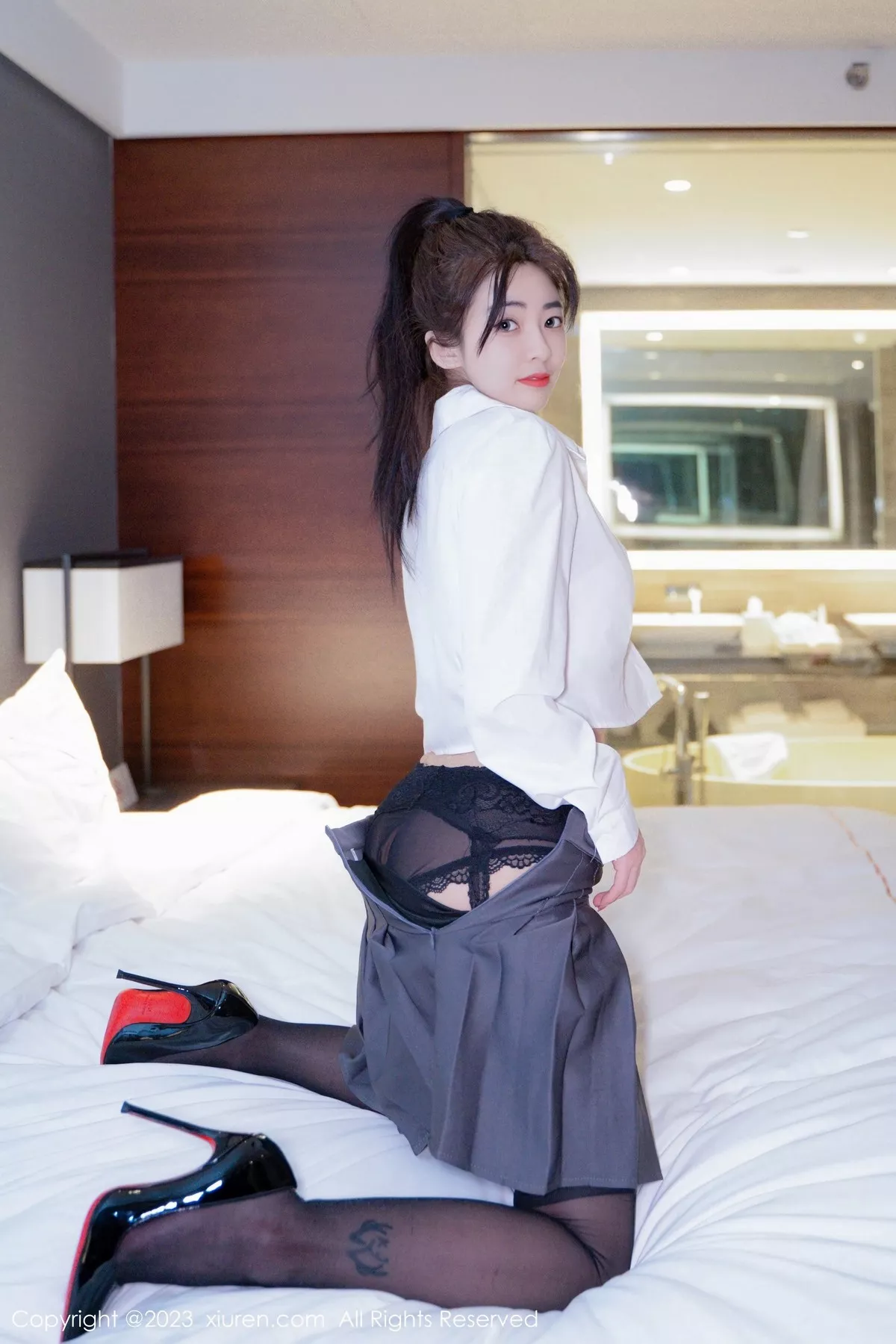 秀人集.com_[XiuRen秀人网]No.6444_模特星子柒kiki白色上衣配灰色短裙露白色内衣超薄黑丝魅惑写真60P
