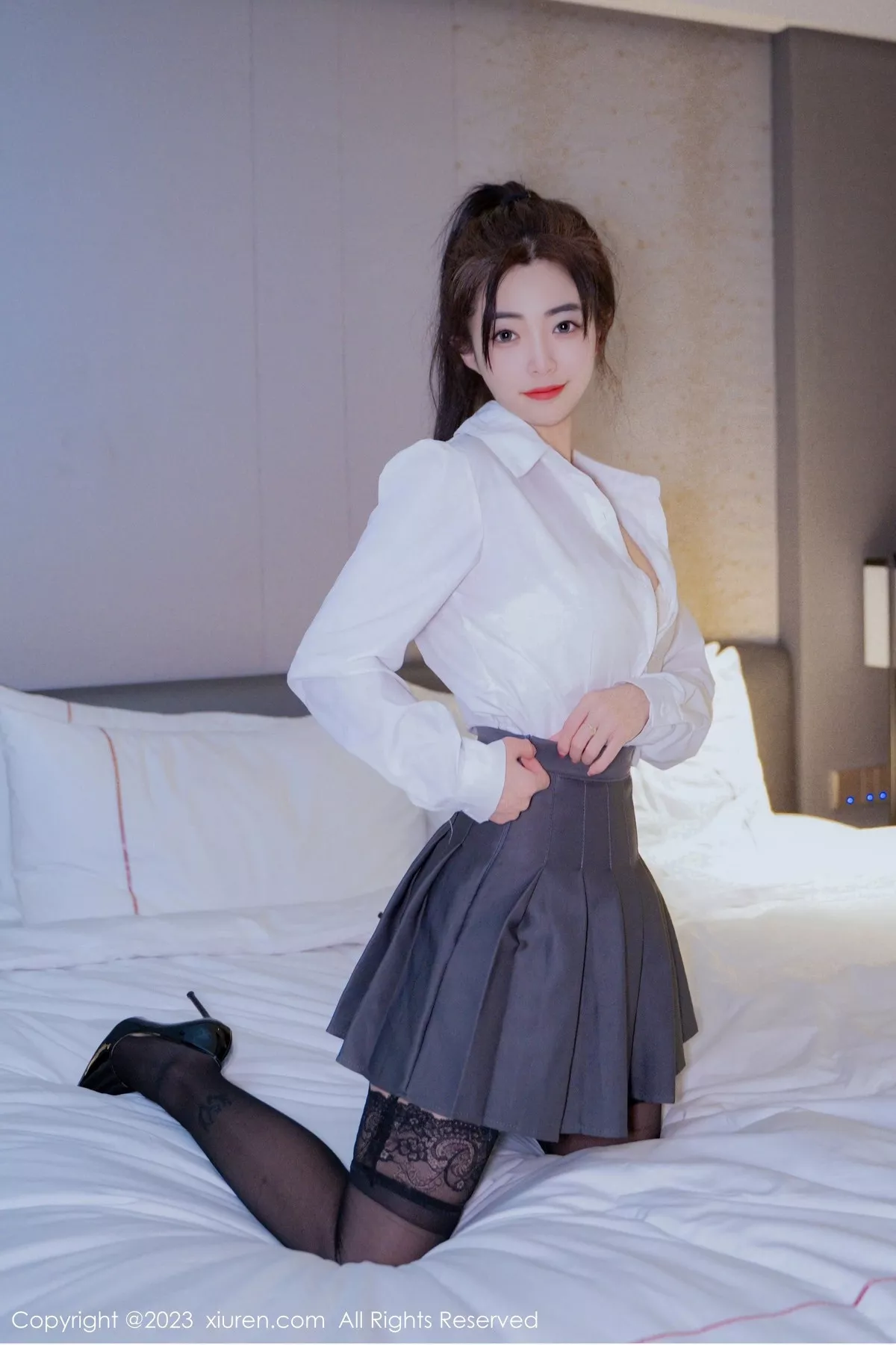 秀人集.com_[XiuRen秀人网]No.6444_模特星子柒kiki白色上衣配灰色短裙露白色内衣超薄黑丝魅惑写真60P