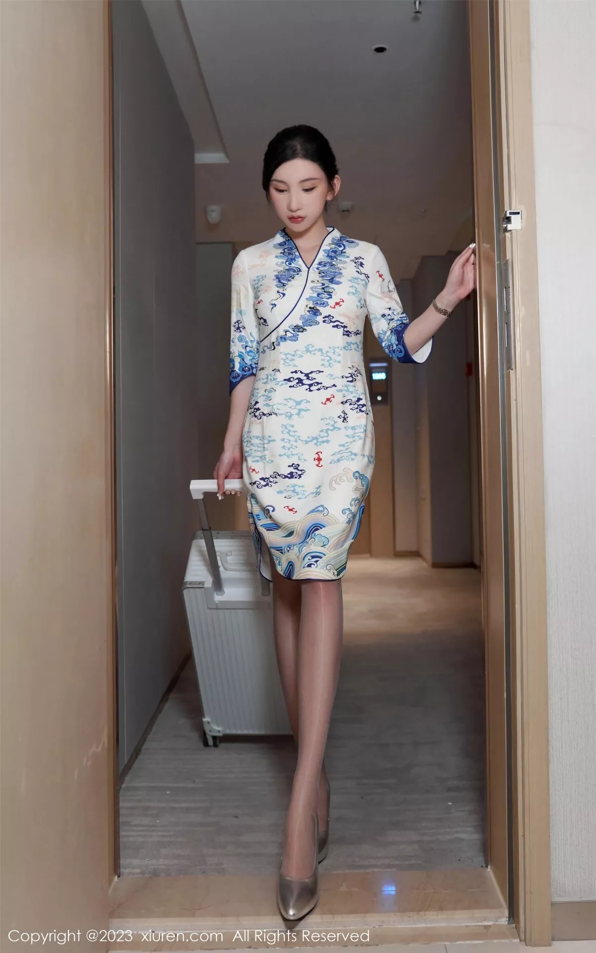 秀人集.com_[XiuRen秀人网]No.6473_女神周于希Sally澳门旅拍脱青花瓷旗袍露性感蓝色内衣迷人写真85P