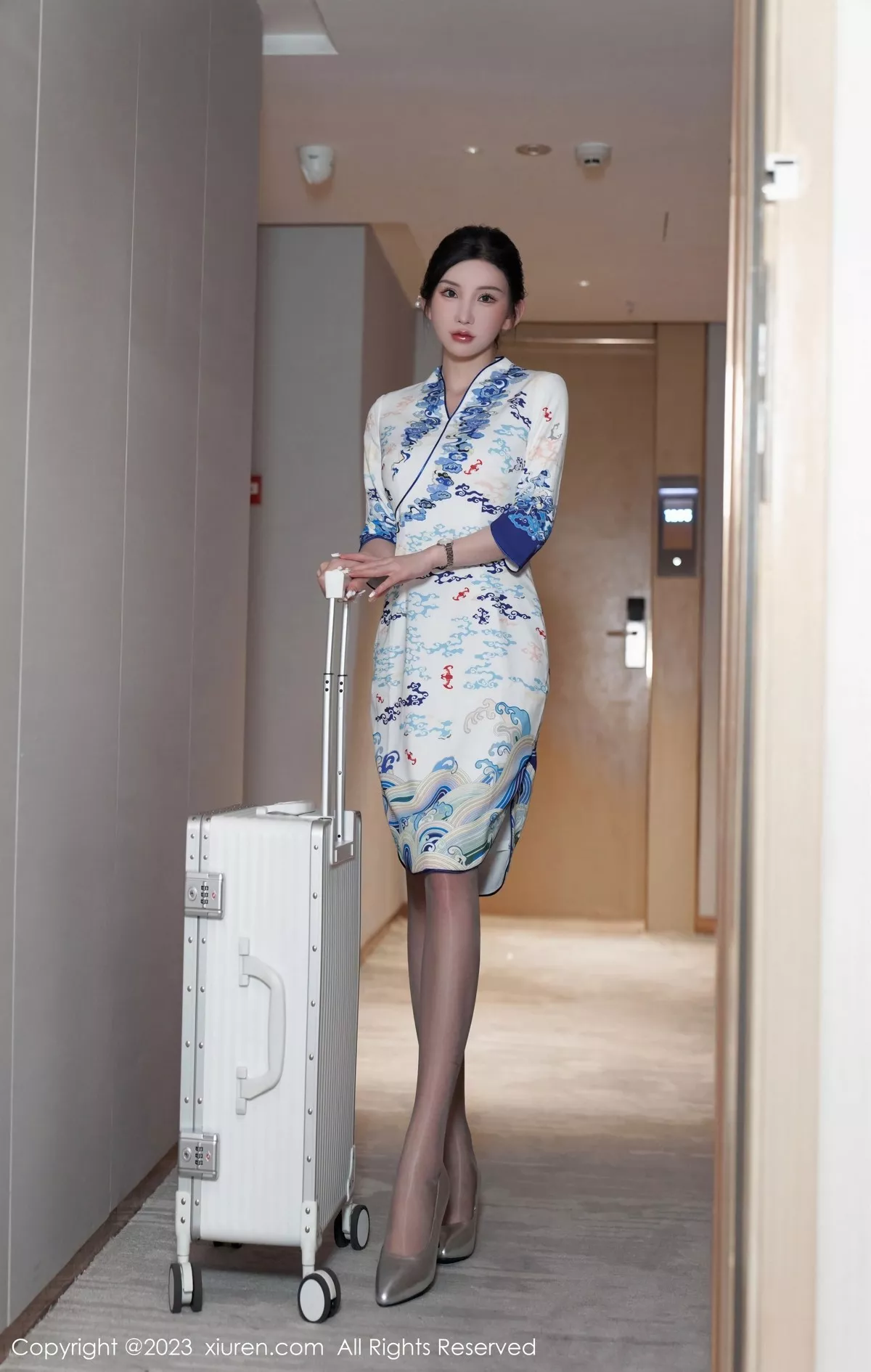 秀人集.com_[XiuRen秀人网]No.6473_女神周于希Sally澳门旅拍脱青花瓷旗袍露性感蓝色内衣迷人写真85P