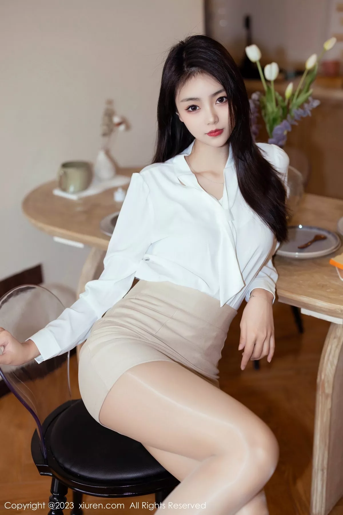 秀人集.com_[XiuRen秀人网]No.6465_模特可乐Vicky性感白T配浅黄色短裙露闪亮肉丝秀美腿诱惑写真64P