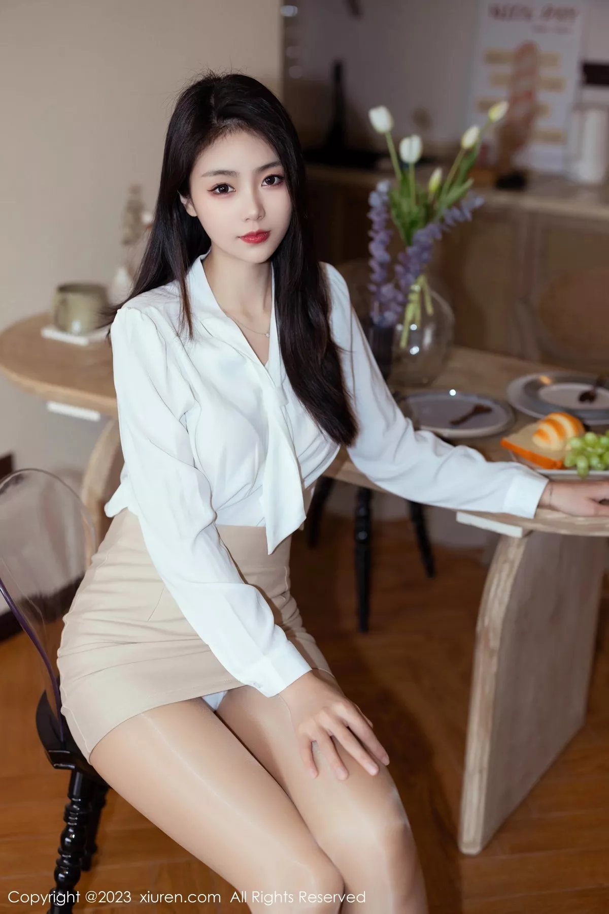 秀人集.com_[XiuRen秀人网]No.6465_模特可乐Vicky性感白T配浅黄色短裙露闪亮肉丝秀美腿诱惑写真64P