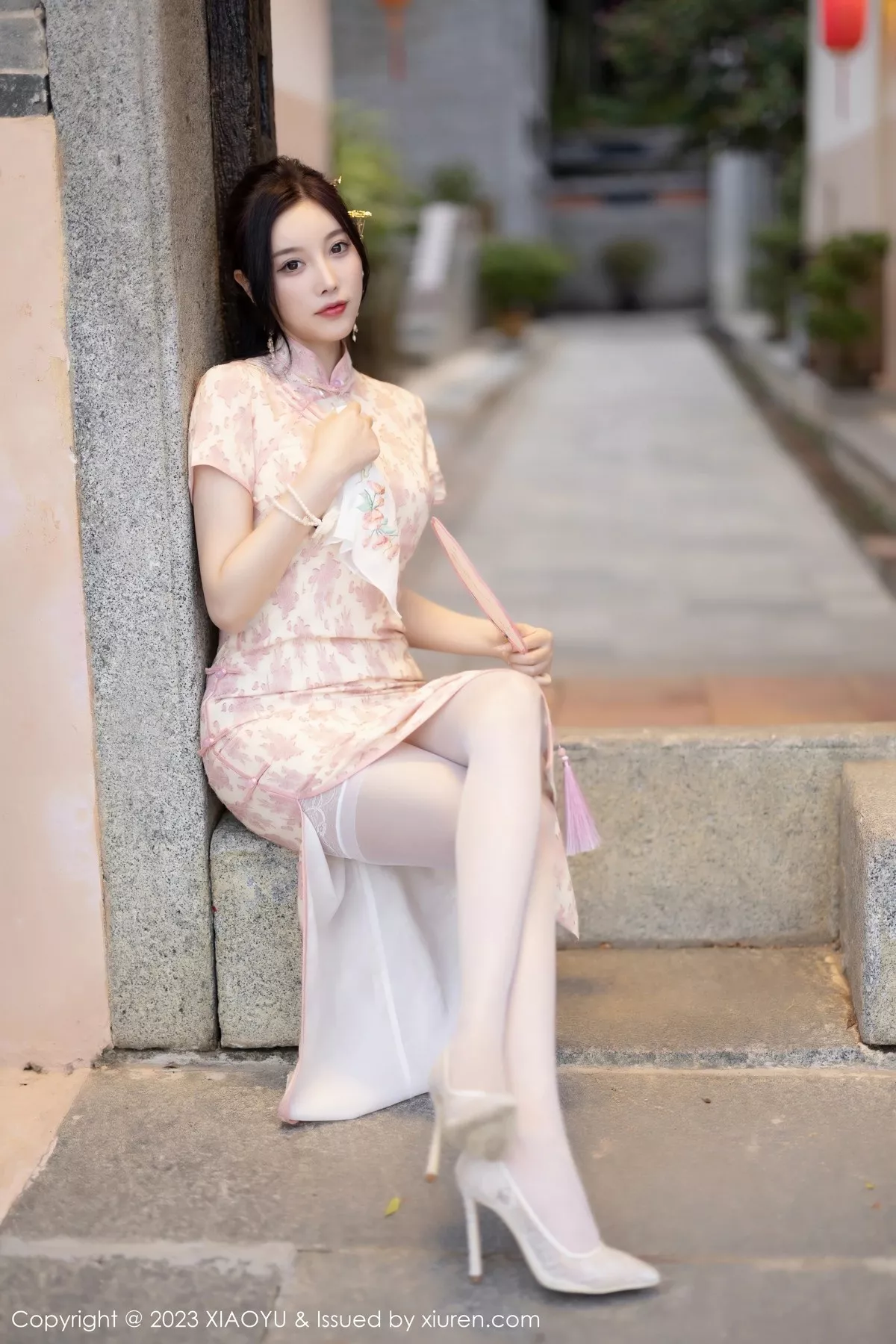 秀人集.com_[XiaoYu画语界]Vol.993_女神杨晨晨Yome脱浅色旗袍露白色蕾丝内衣配白丝吊袜诱惑写真90P