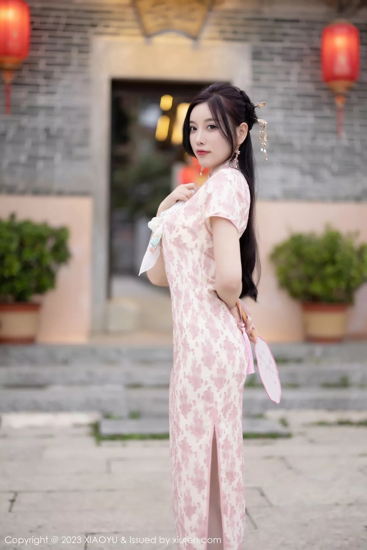 秀人集.com_[XiaoYu画语界]Vol.993_女神杨晨晨Yome脱浅色旗袍露白色蕾丝内衣配白丝吊袜诱惑写真90P