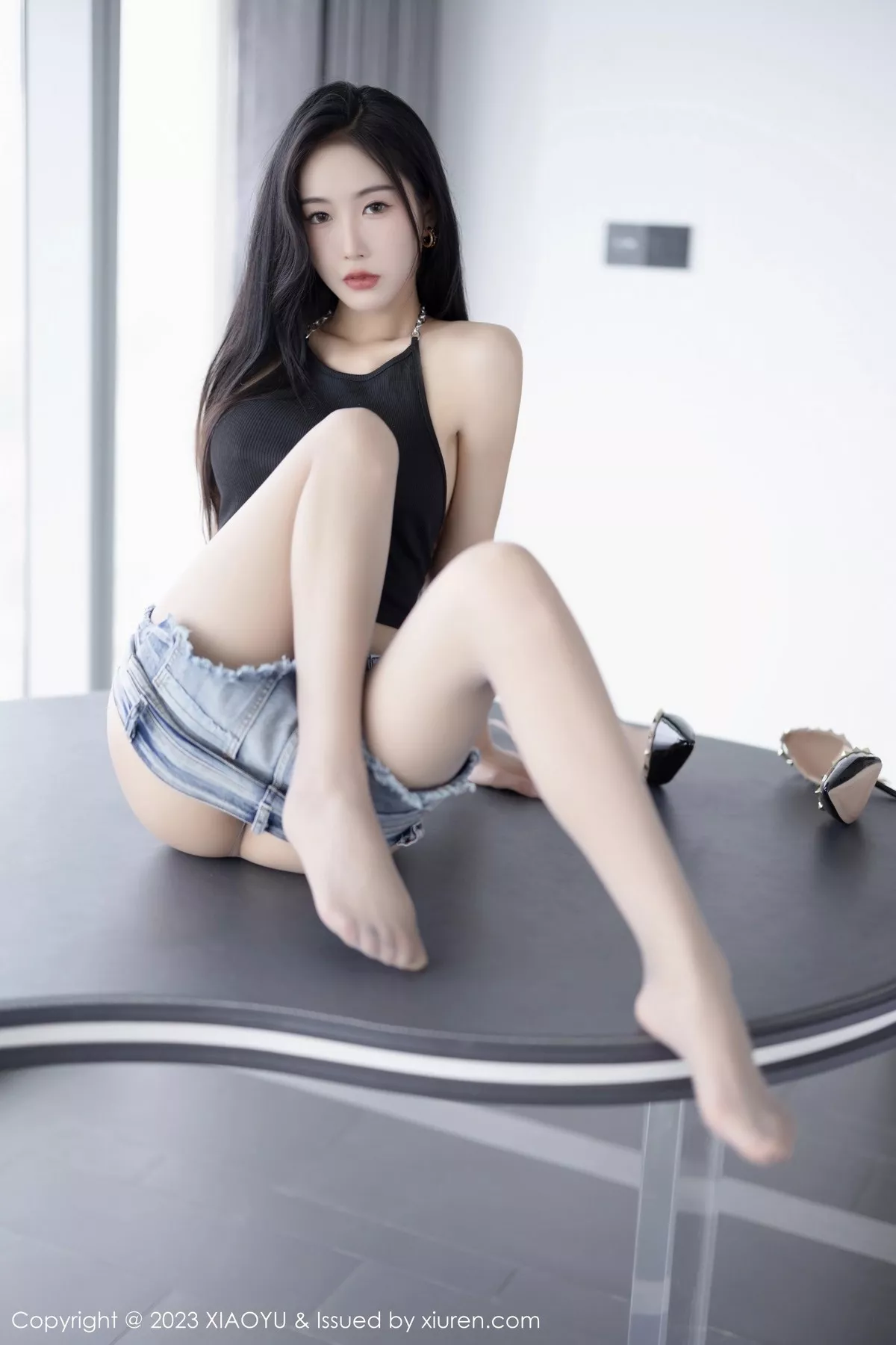 秀人集.com_[XiaoYu画语界]Vol.1015_模特苏苏阿黑色上衣配超短牛仔裤超薄灰丝秀曼妙身姿诱惑写真88P