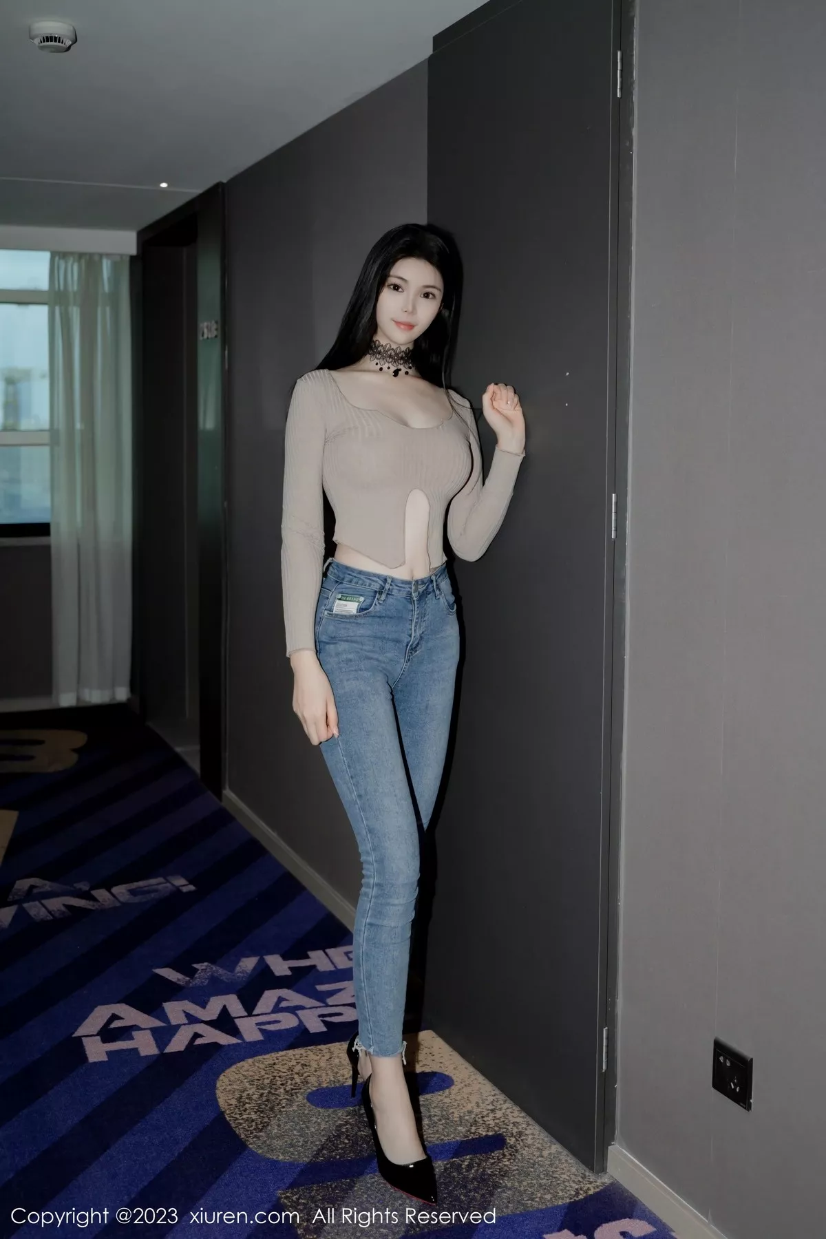 秀人集.com_[XiuRen秀人网]No.6636_模特雪糕CiCi性感浅色衣配牛仔裤半脱露丁字裤秀翘臀诱惑写真51P