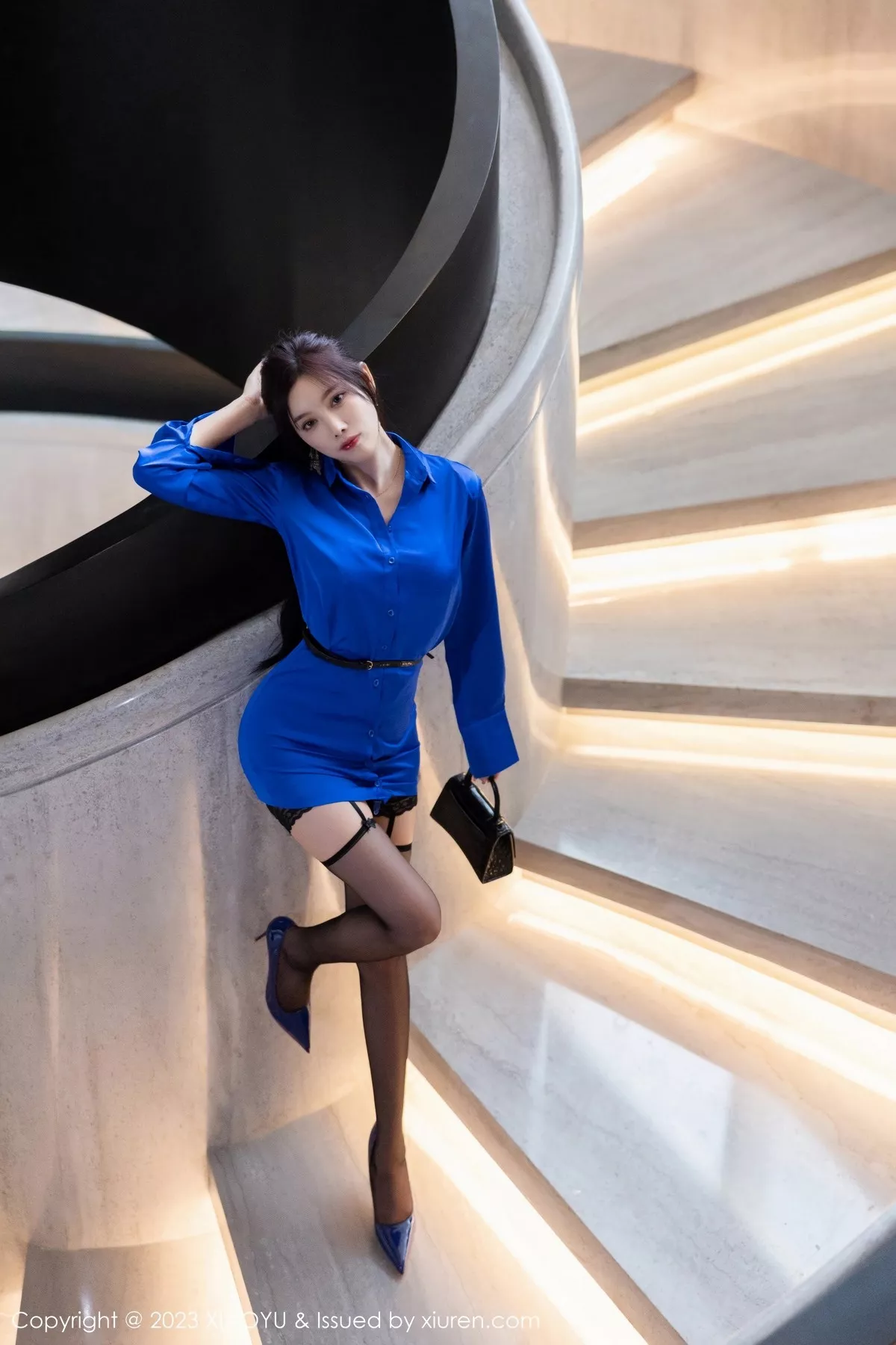 秀人集.com_[XiaoYu画语界]Vol.1018_女神杨晨晨Yome蓝色服饰露性感蓝色内衣配黑丝吊袜诱惑写真91P