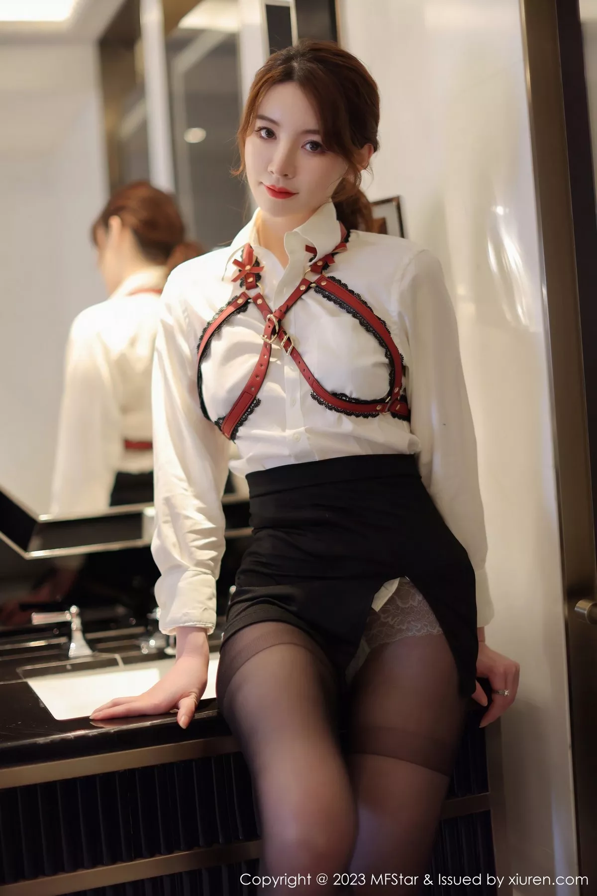 秀人集.com_[MFStar模范学院]Vol.615_模特yoo优优性感白T配黑色短裙露超薄黑丝秀美腿诱惑写真50P