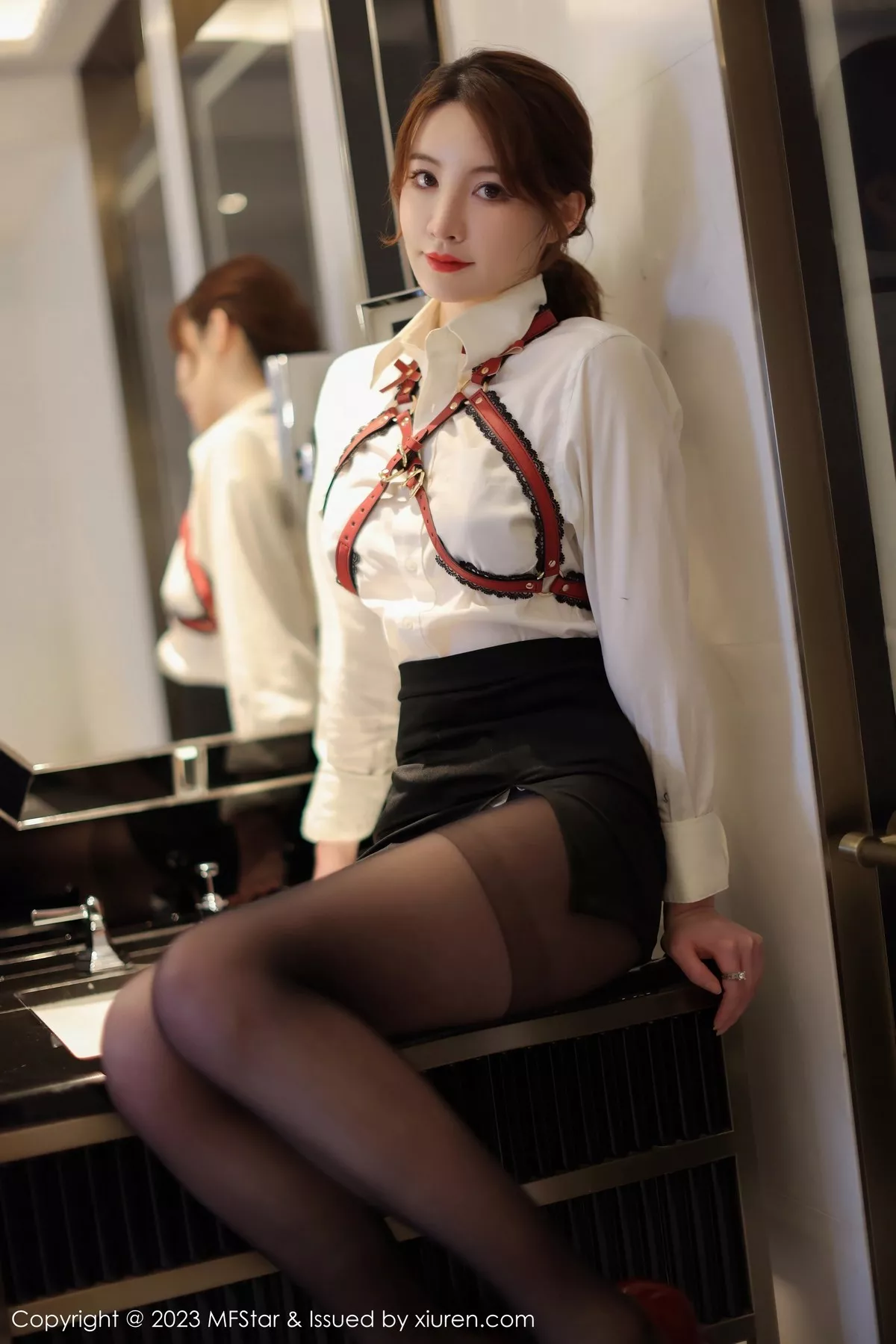 秀人集.com_[MFStar模范学院]Vol.615_模特yoo优优性感白T配黑色短裙露超薄黑丝秀美腿诱惑写真50P