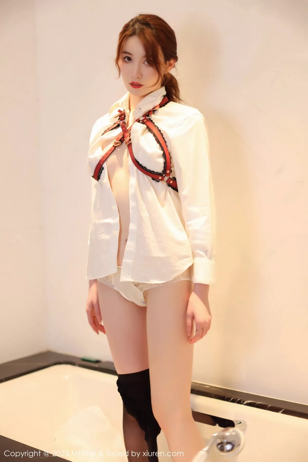 秀人集.com_[MFStar模范学院]Vol.615_模特yoo优优性感白T配黑色短裙露超薄黑丝秀美腿诱惑写真50P