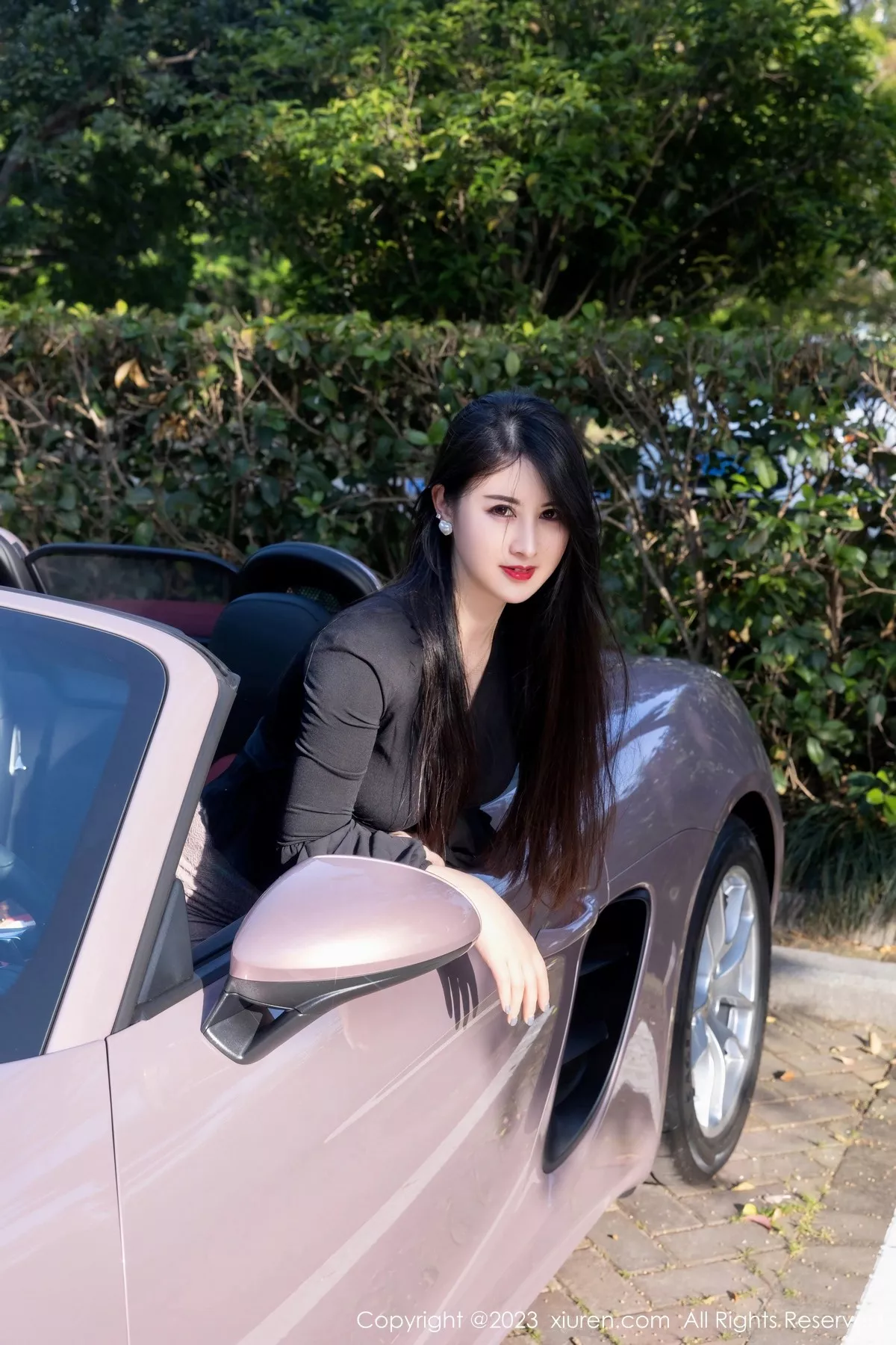 秀人集.com_[XiuRen秀人网]No.6676_模特诗诗kiki半脱露性感黑色内衣配黑丝袜秀丰腴有致身材诱惑写真82P