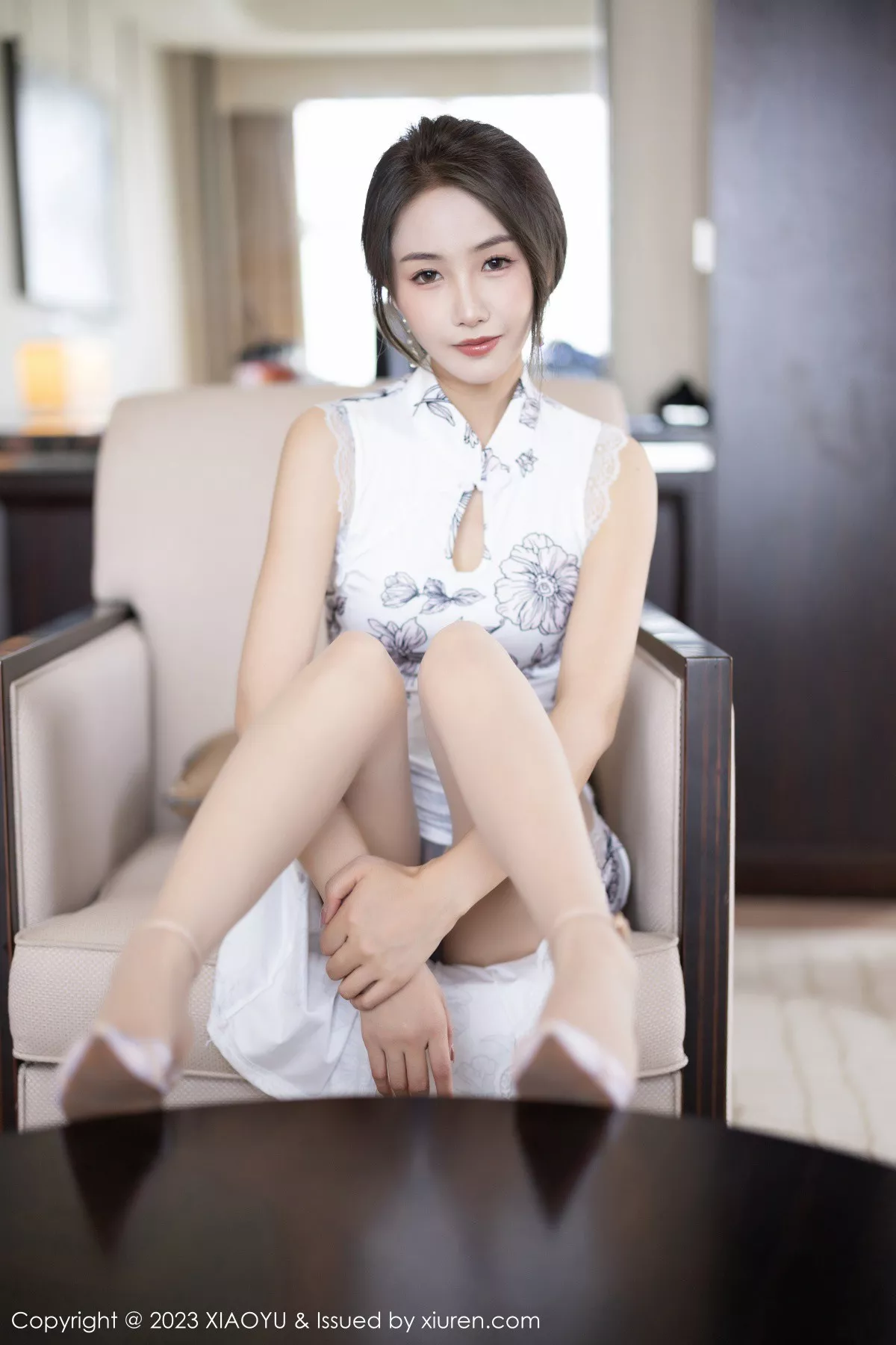 秀人集.com_[XiaoYu画语界]Vol.1022_模特苏苏阿性感白色图案旗袍露蓝色蕾丝内衣秀绝美身姿诱惑写真81P