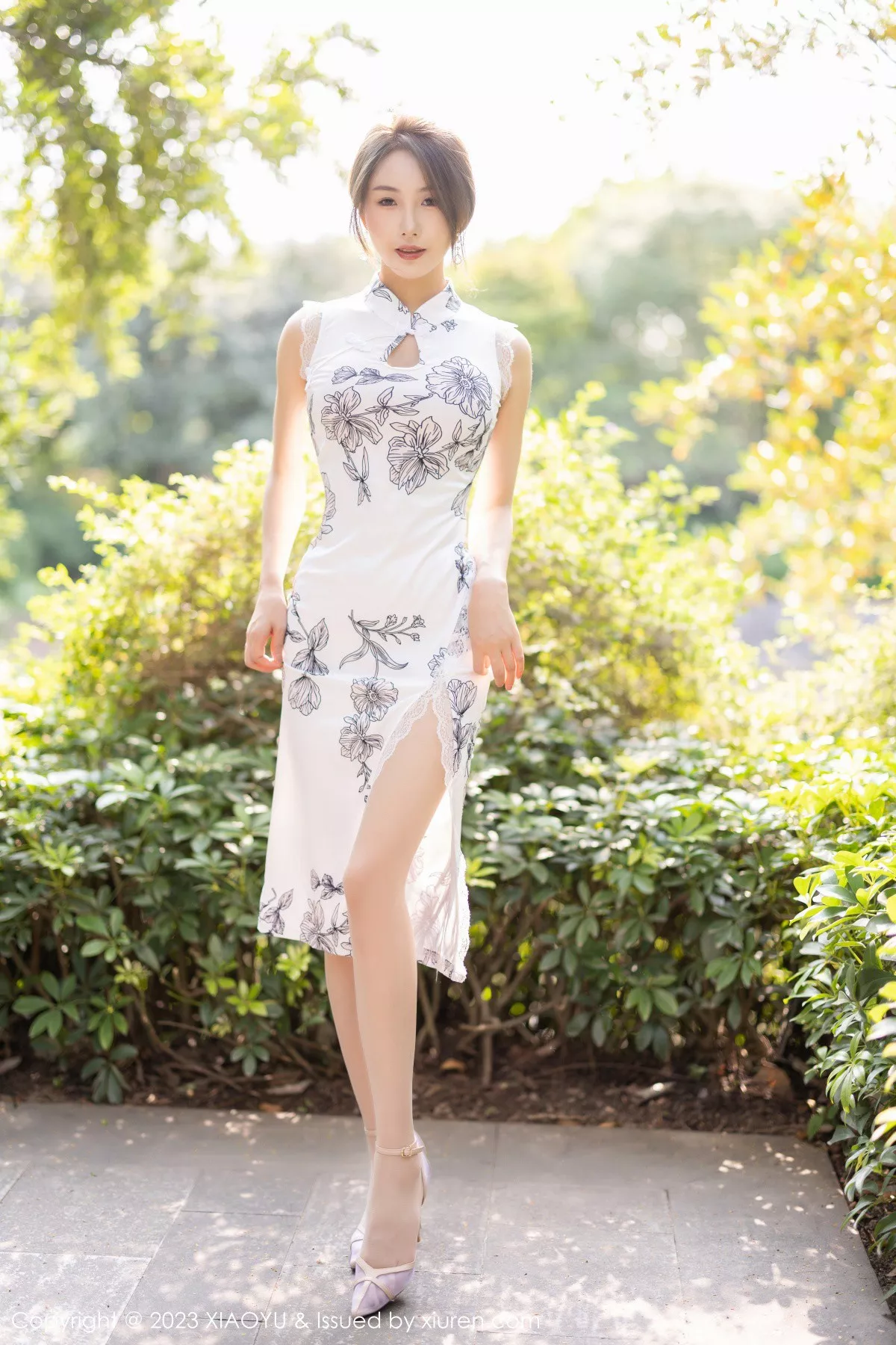 秀人集.com_[XiaoYu画语界]Vol.1022_模特苏苏阿性感白色图案旗袍露蓝色蕾丝内衣秀绝美身姿诱惑写真81P