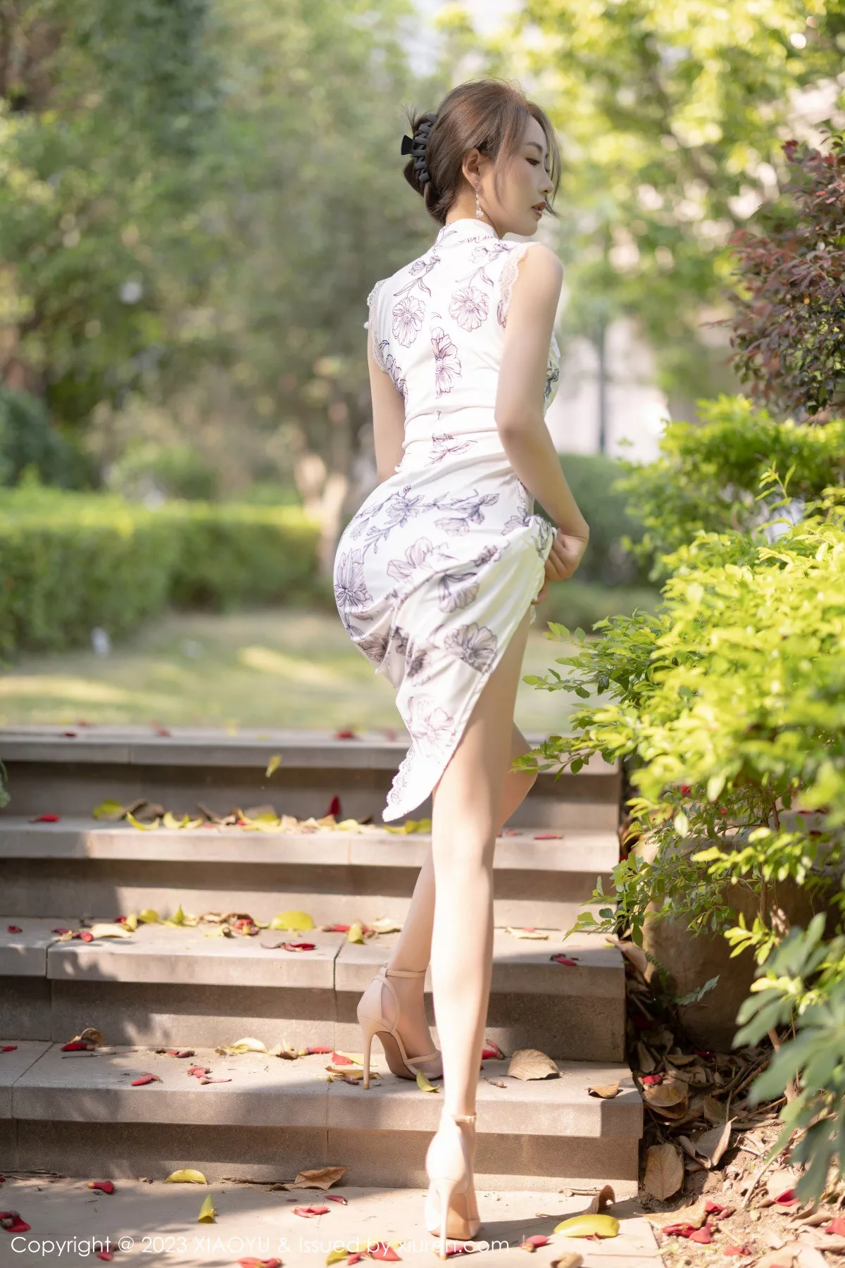 秀人集.com_[XiaoYu画语界]Vol.1022_模特苏苏阿性感白色图案旗袍露蓝色蕾丝内衣秀绝美身姿诱惑写真81P