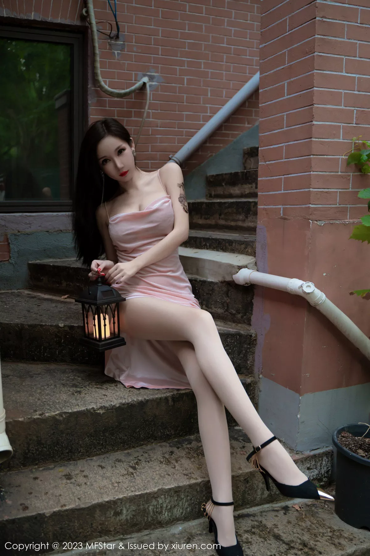 秀人集.com_[MFStar模范学院]Vol.616_模特陈怡曼性感粉色吊带裙配超薄无内肉丝秀惹火身材诱惑写真68P