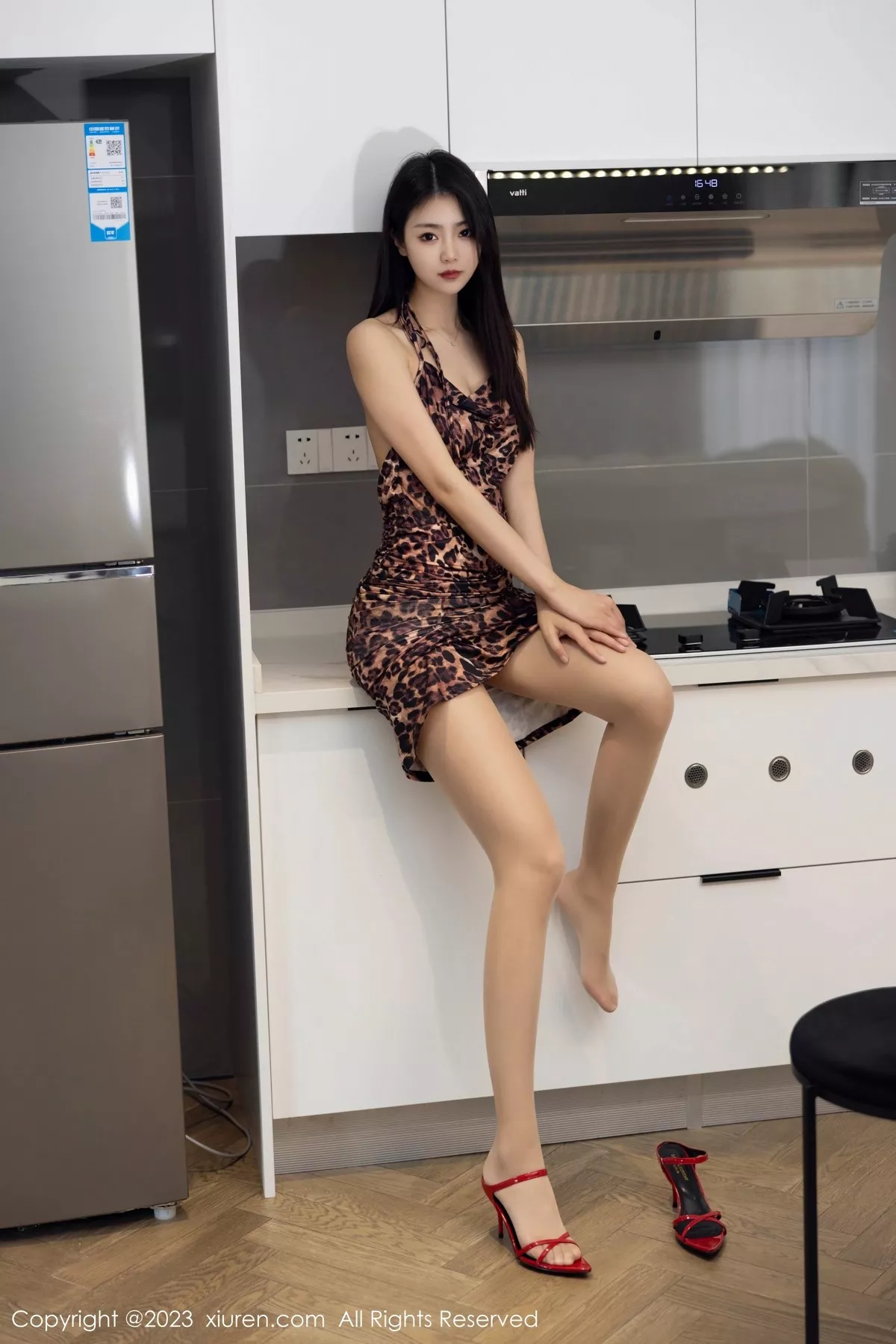 秀人集.com_[XiuRen秀人网]No.6703_模特可乐Vicky性感豹纹连衣短裙配原色丝袜秀苗条身材迷人写真58P