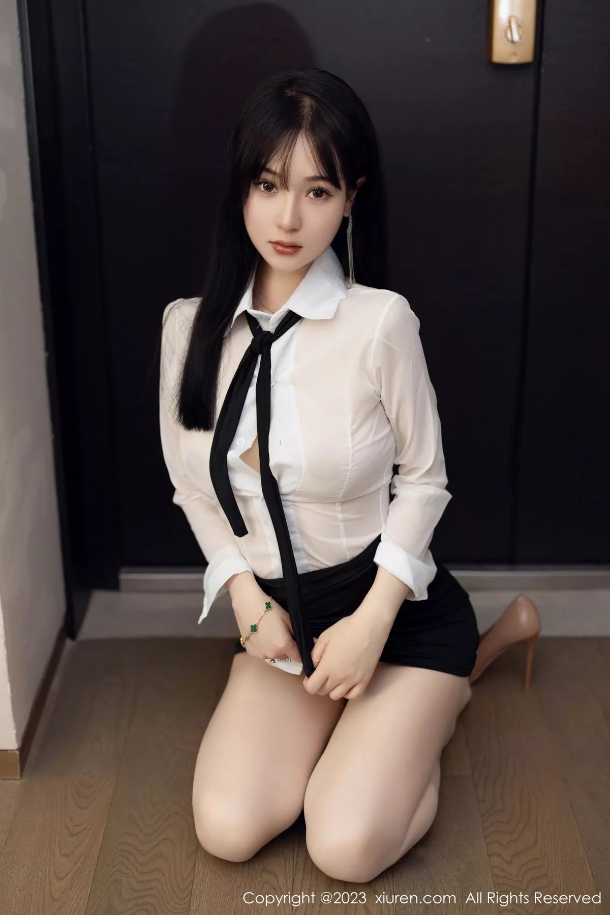 秀人集.com_[XiuRen秀人网]No.6710_新人模特柚琪Rich性感白色轻透衣配黑短裙秀曼妙身姿诱惑写真74P