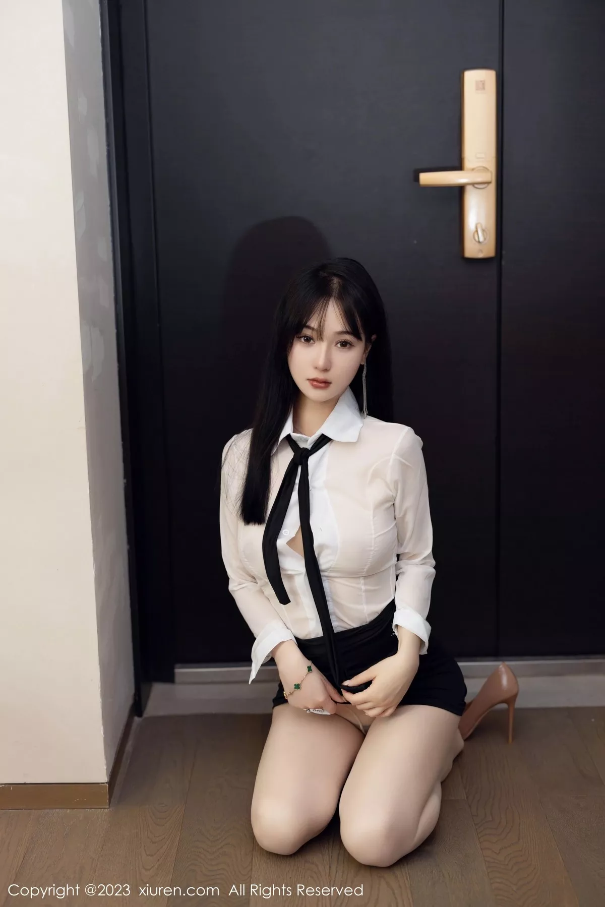 秀人集.com_[XiuRen秀人网]No.6710_新人模特柚琪Rich性感白色轻透衣配黑短裙秀曼妙身姿诱惑写真74P