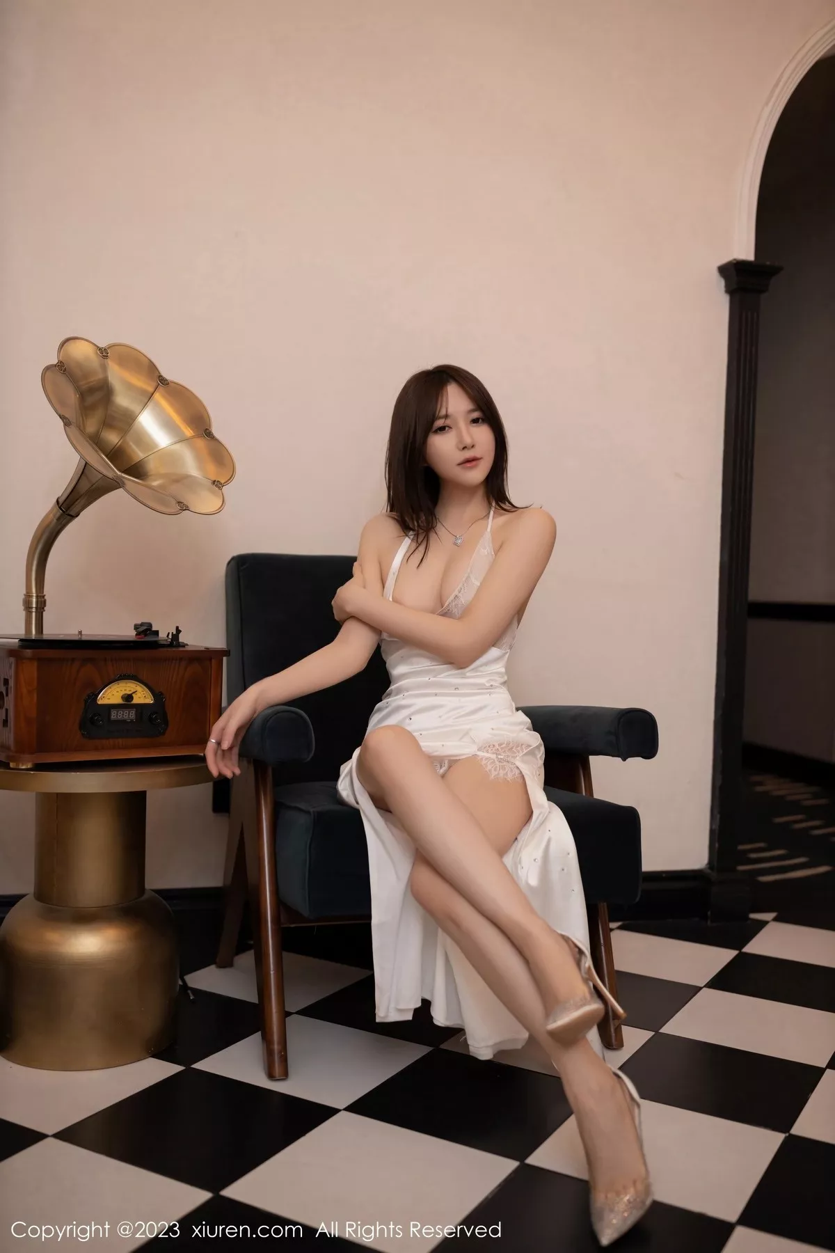 秀人集.com_[XiuRen秀人网]No.6732_模特鱼子酱Fish性感白色连衣裙配原色丝袜秀曼妙身姿诱惑写真80P