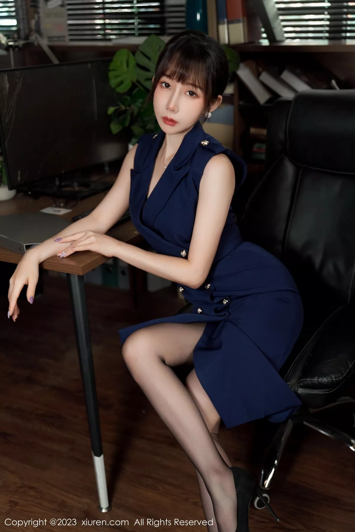 秀人集.com_[XiuRen秀人网]No.6737_模特波巧酱半脱职业装露性感内衣配超薄无内黑丝惹火诱惑写真95P