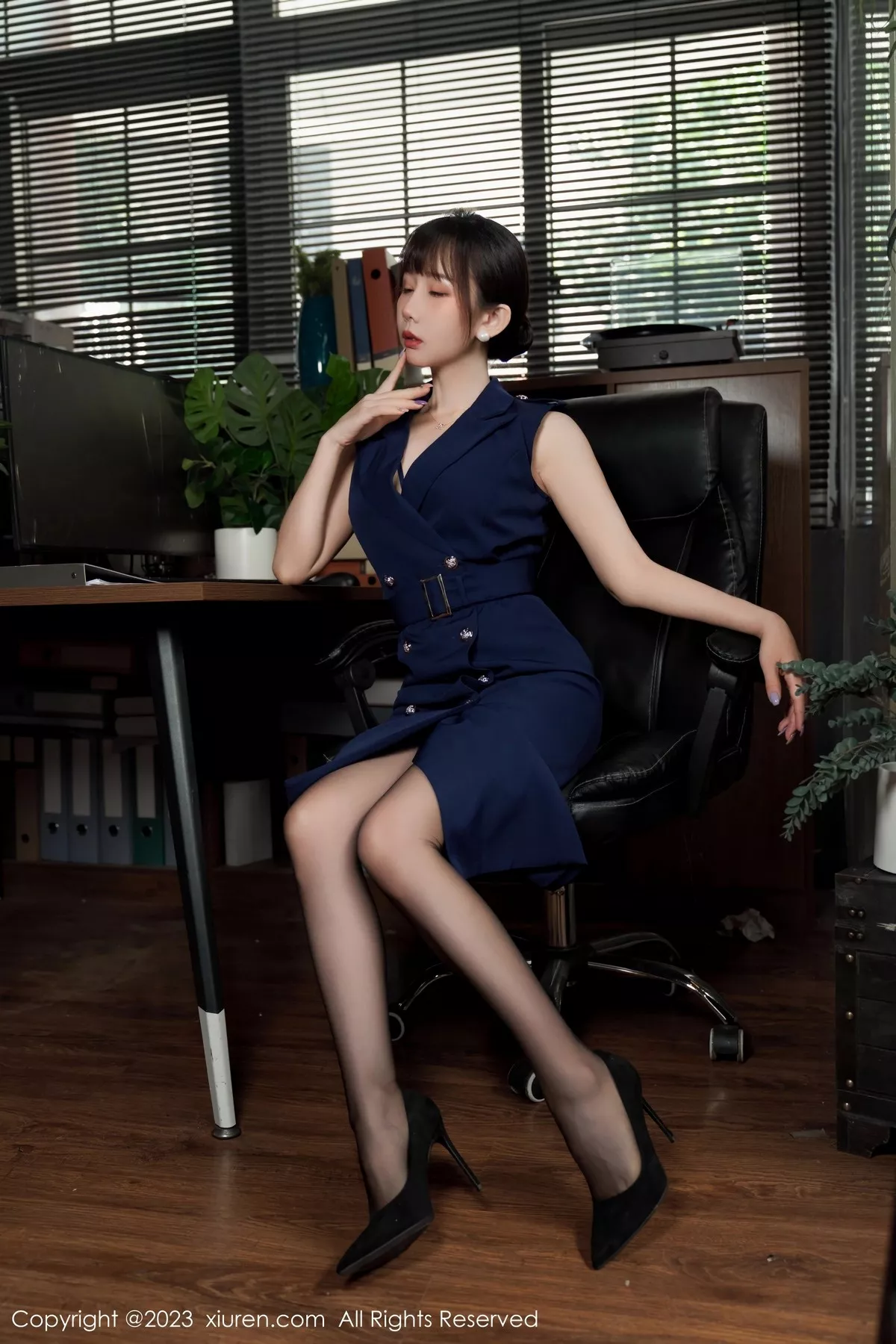 秀人集.com_[XiuRen秀人网]No.6737_模特波巧酱半脱职业装露性感内衣配超薄无内黑丝惹火诱惑写真95P