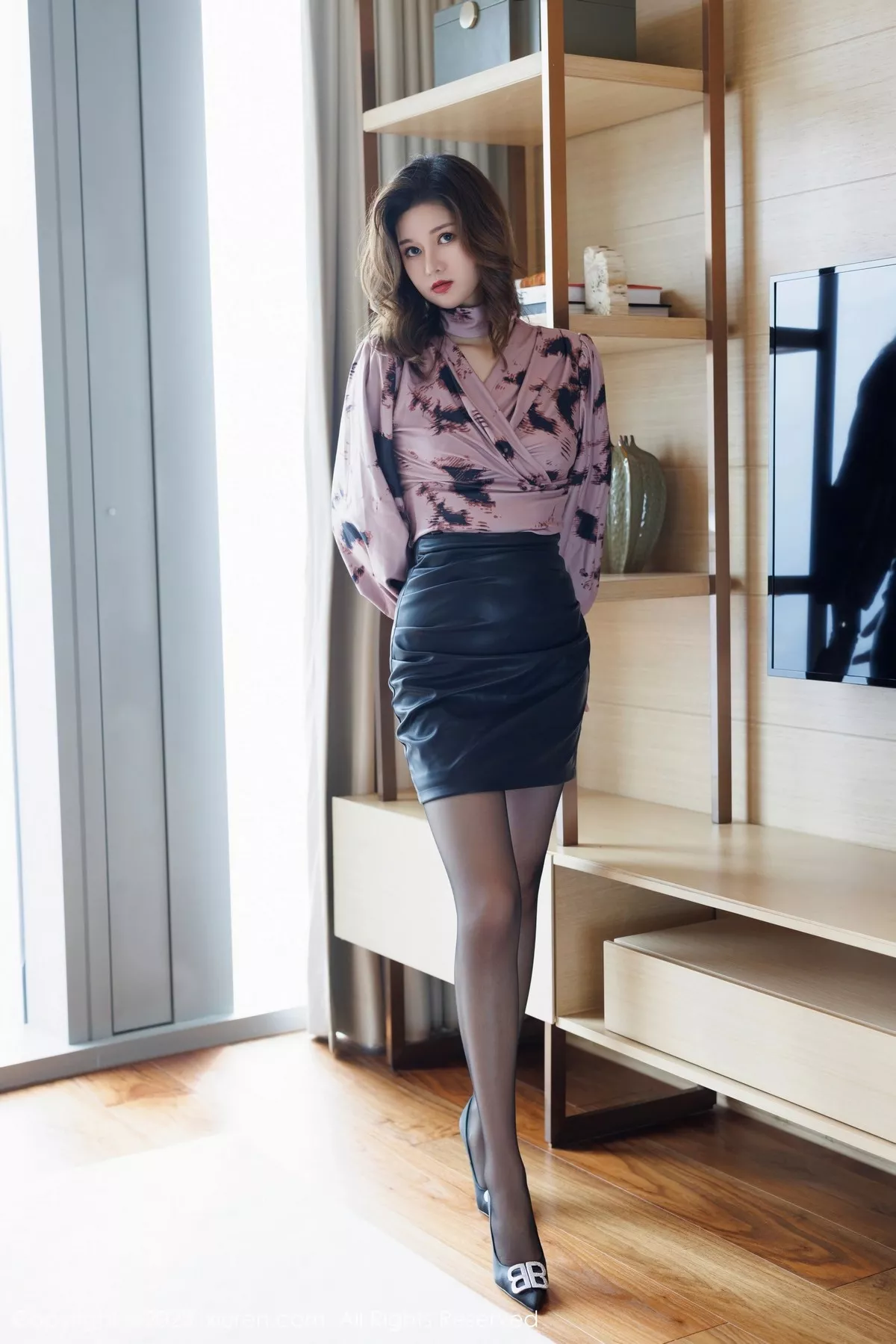 秀人集.com_[XiuRen秀人网]No.6735_模特杨可可coco性感暗粉上衣配黑短裙露黑色内衣迷人诱惑写真63P