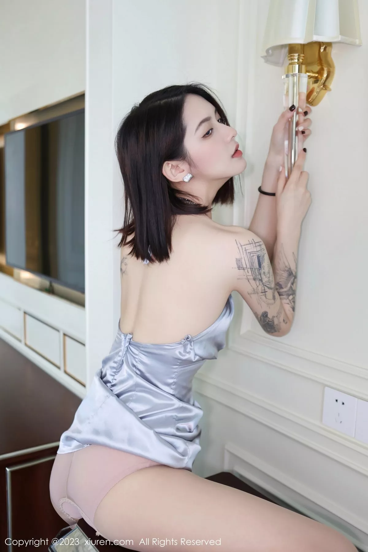 秀人集.com_[XiuRen秀人网]No.6612_模特乔一一银白色露肩连身短裙配开档肉丝露粉色内衣诱惑写真81P